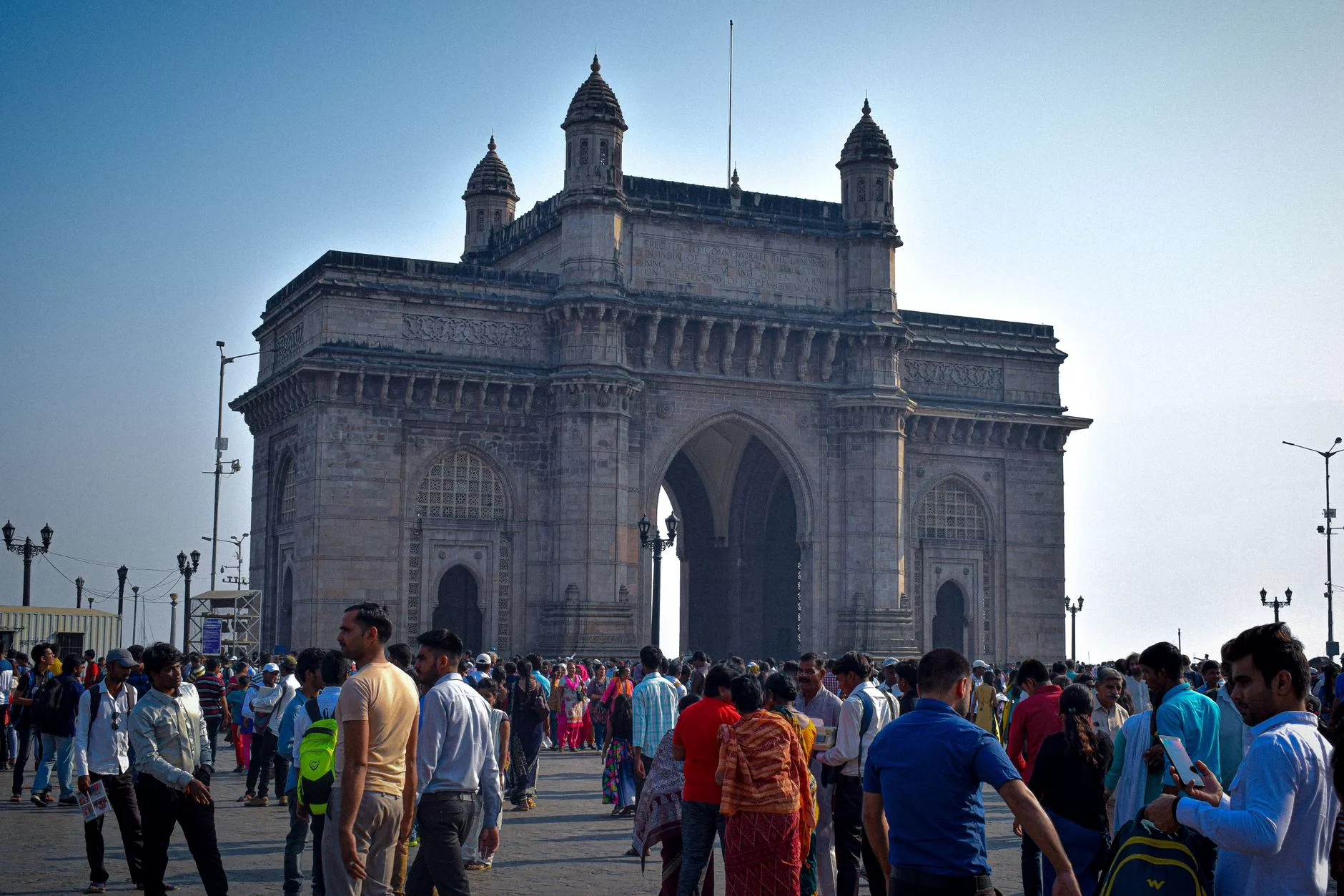 Mumbai - Gateway of India önünde hareketli turist grubu
