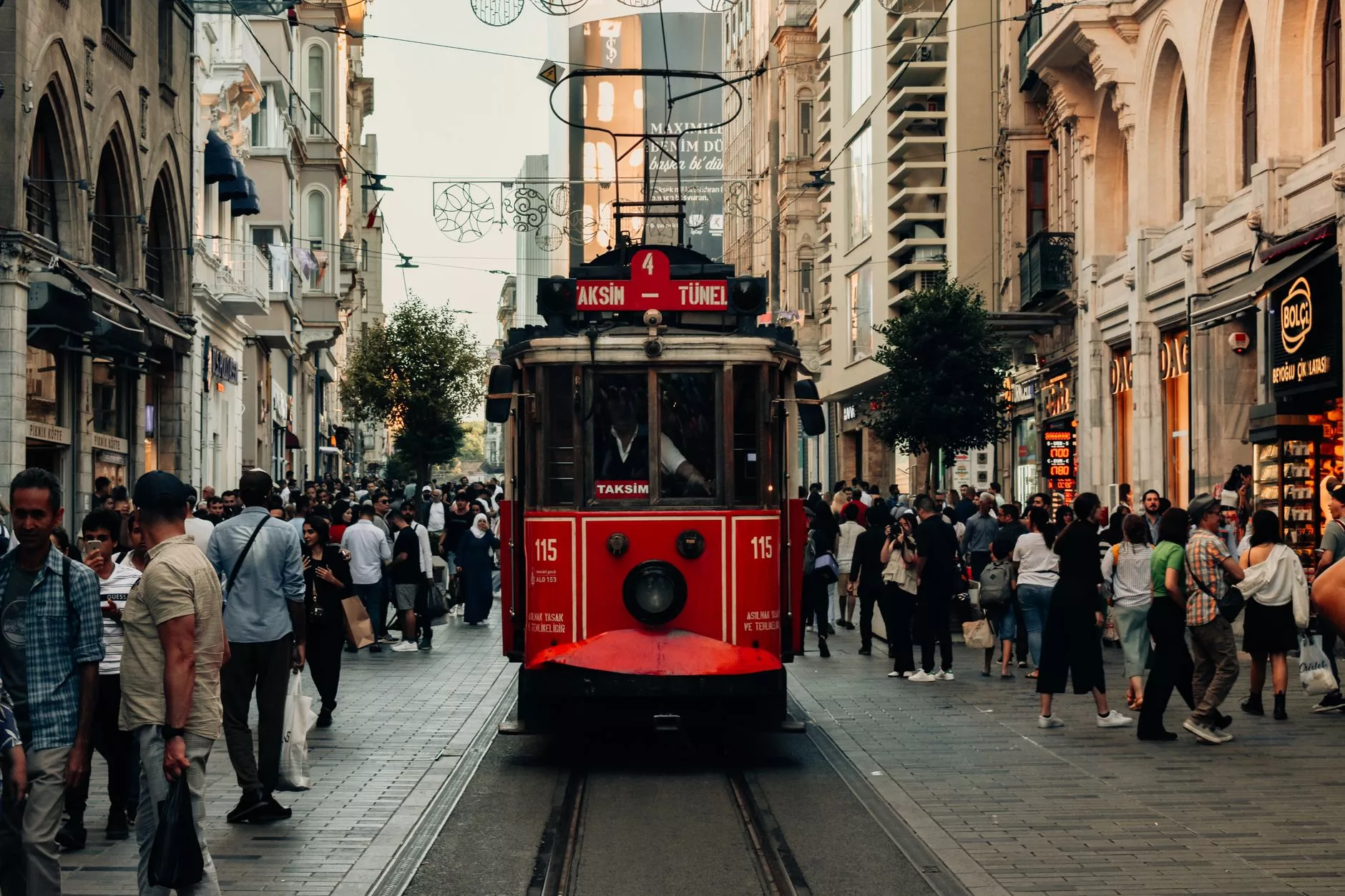 Gece vakti festivalden dönen kalabalık ve ulaşım haritası
