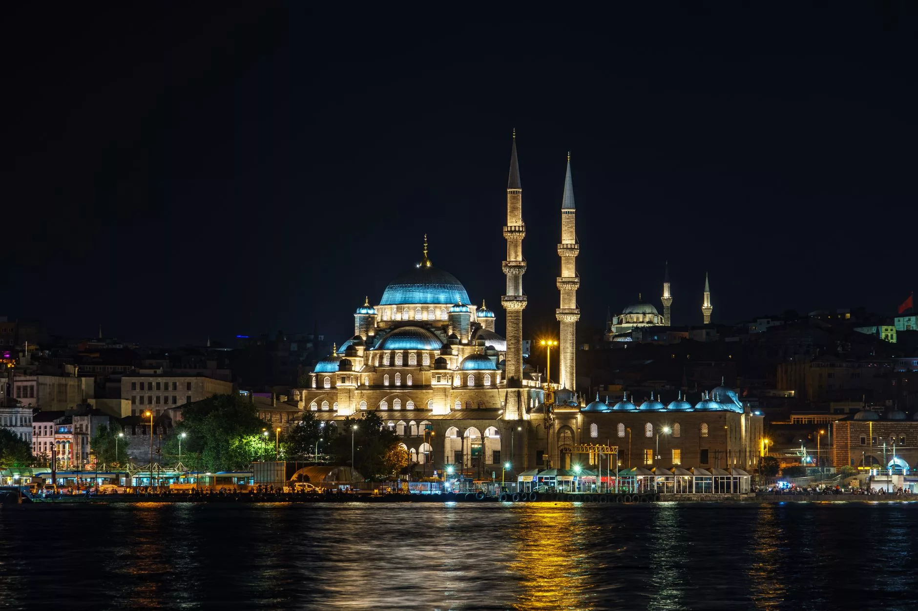 acik_bir_bavul_ve_pasaport
