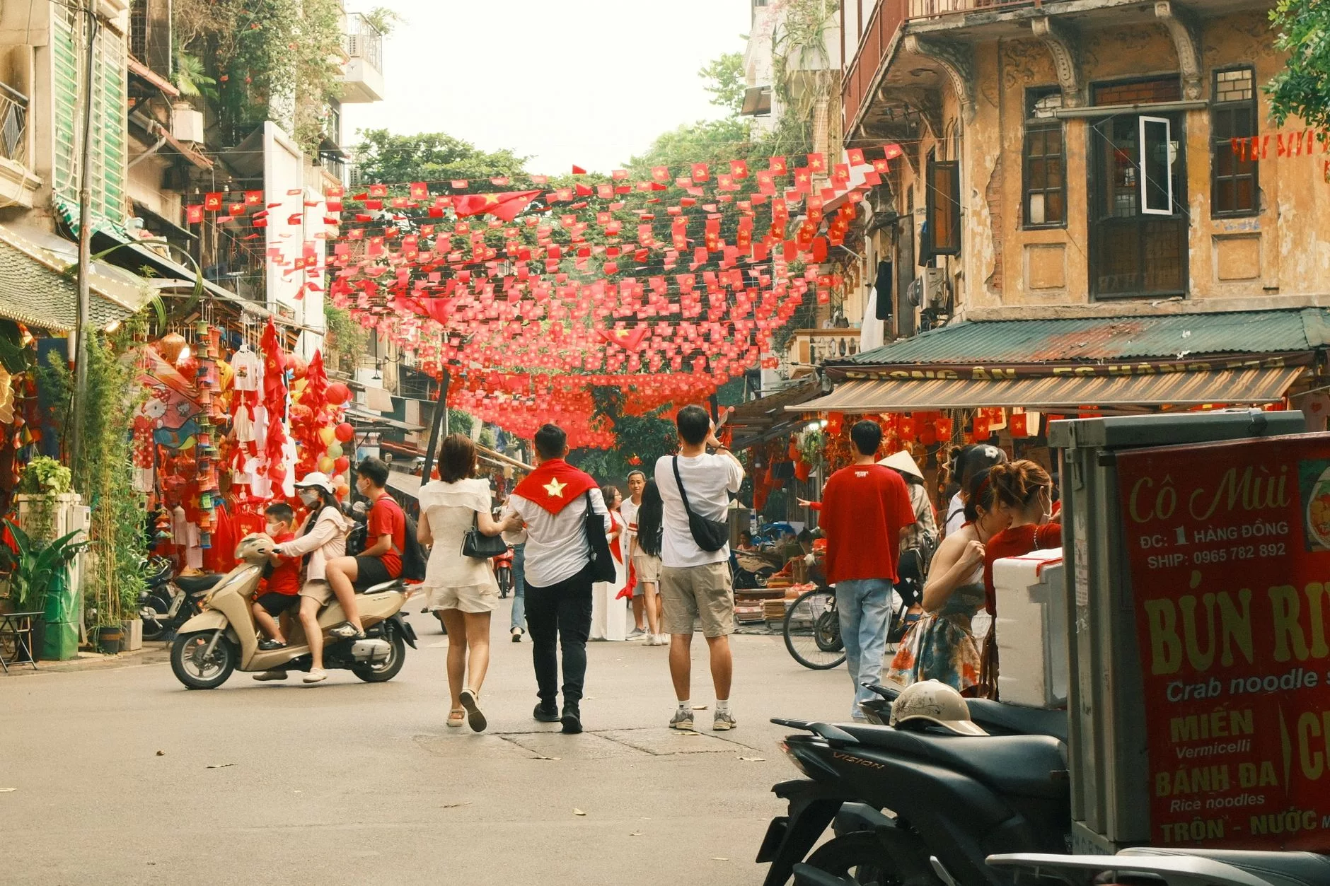 Hanoi Old Quarter sokaklarında hareketli yaşam