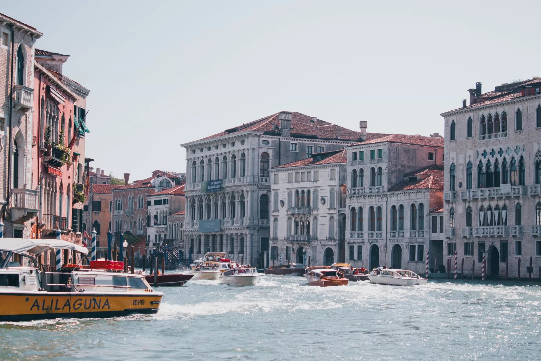 Venedik Marco Polo Havalimanı rıhtımından kalkan Alilaguna deniz otobüsü
