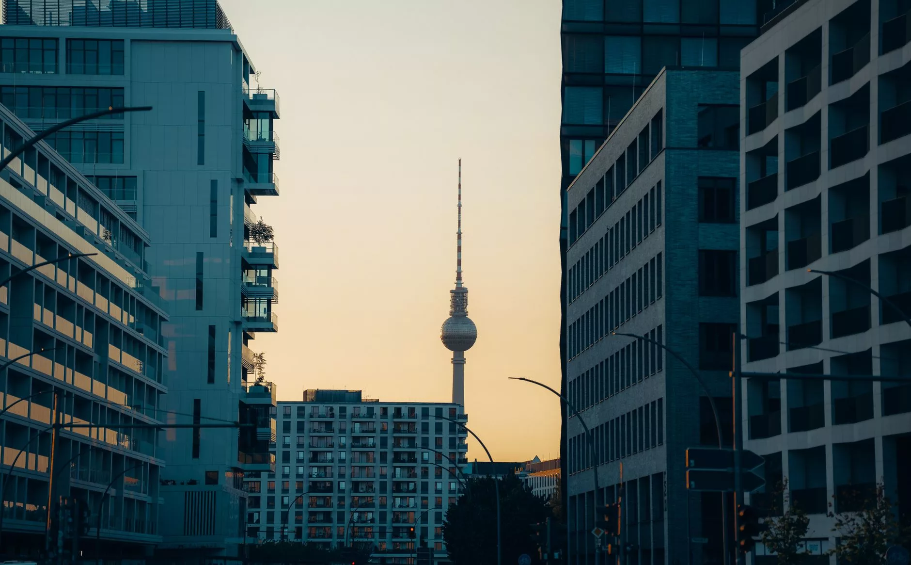 Berlin Alexanderplatz TV Kulesi gece görünümü