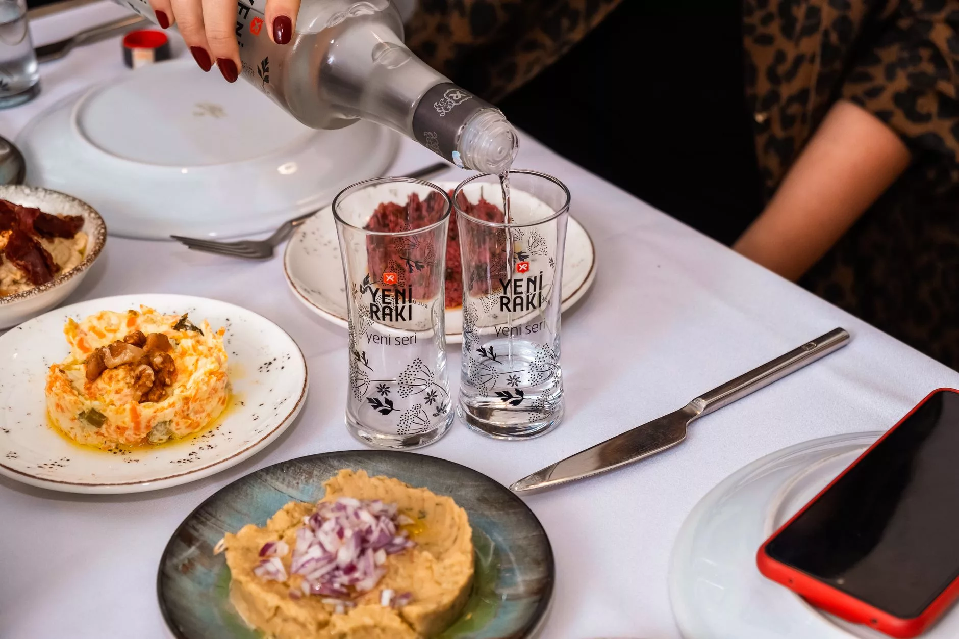 Atina'daki bir taverna masası ve meze seçenekleri
