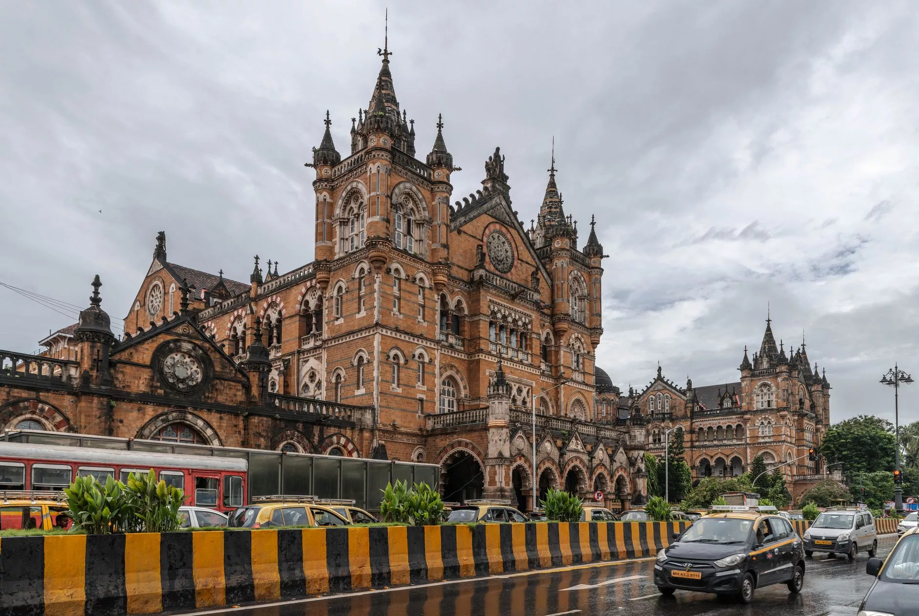 Chhatrapati Shivaji Maharaj International Airport terminal dışı hareketli akşam manzarası