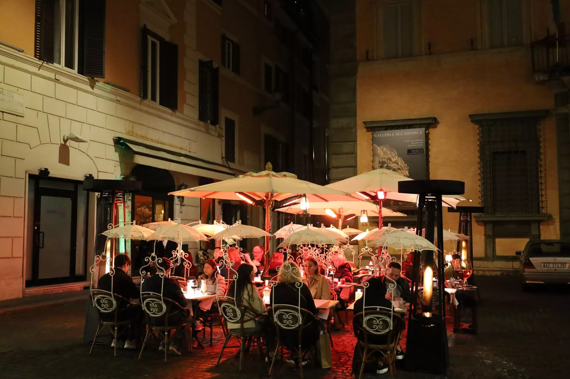 Roma Trastevere sokak lezzetleri ve taze pizza dilimleri