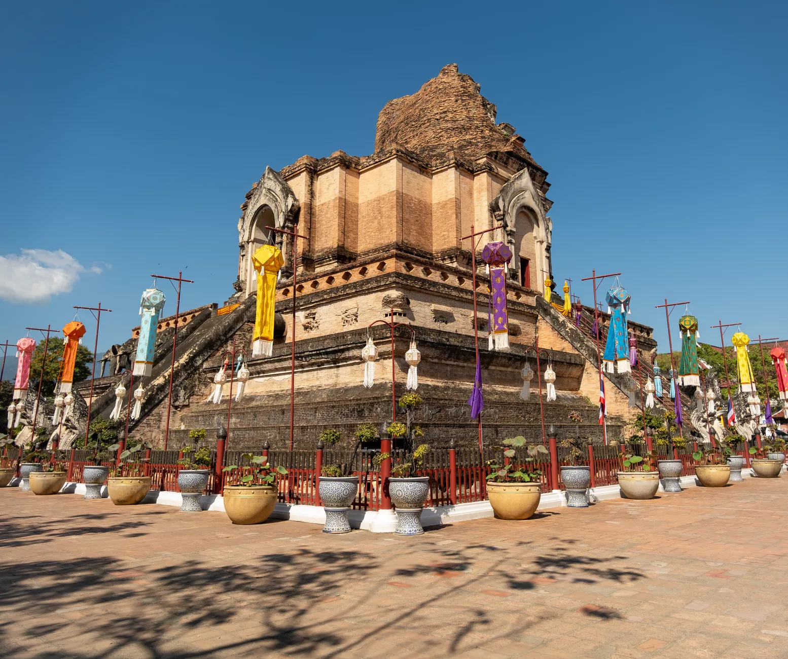 Wat Chedi Luang tapınağı giriş avlusu