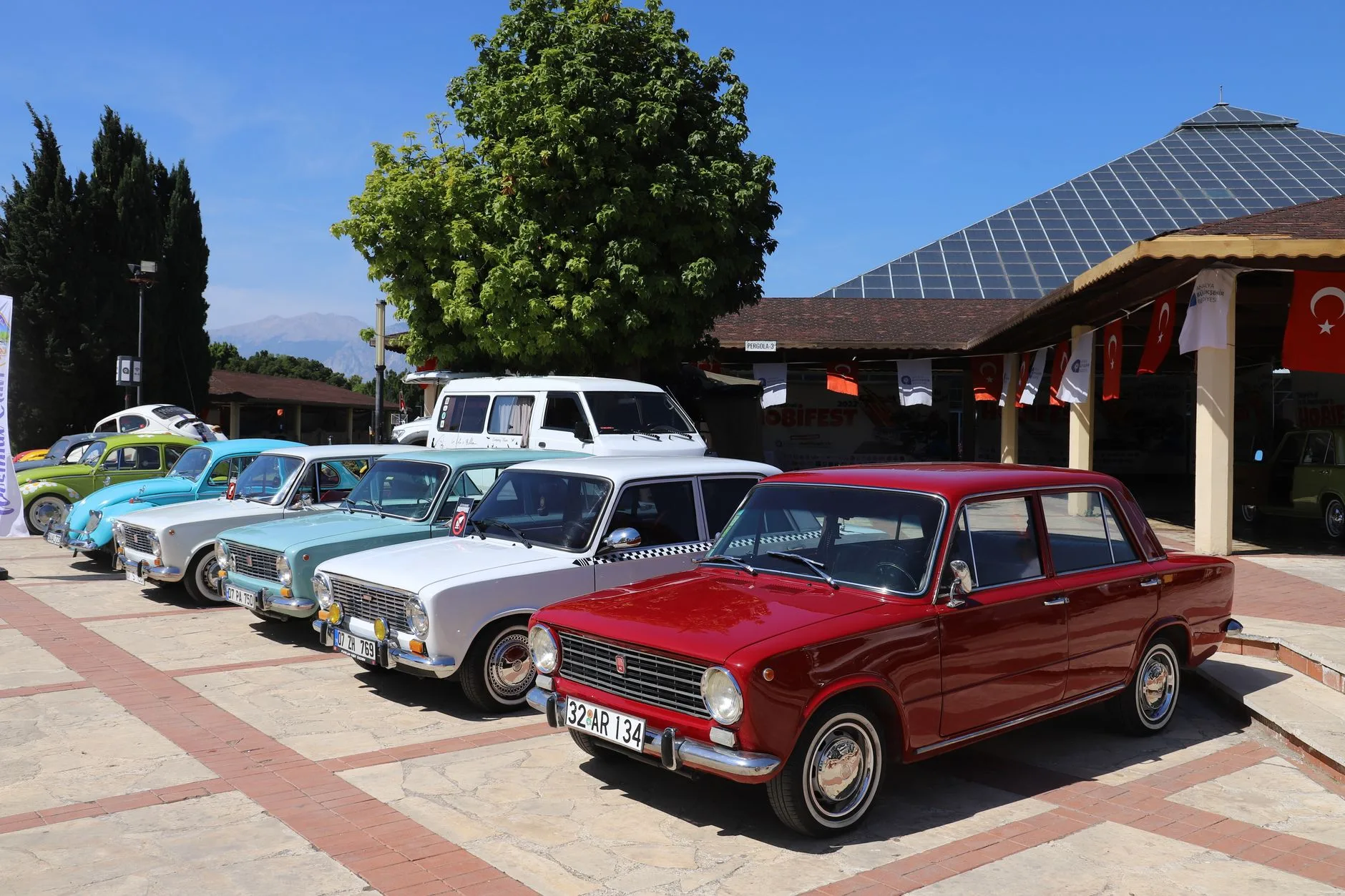 Antalya Oyuncak Müzesi vitrinleri ve tarihi oyuncaklar