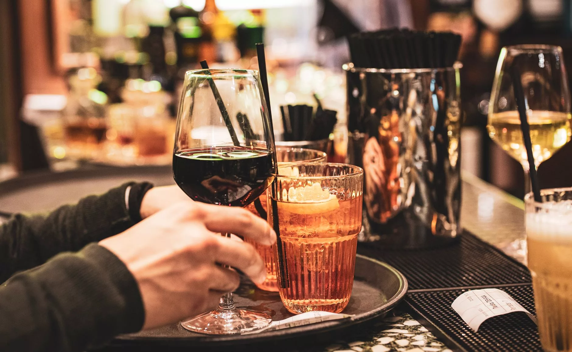 Milano + şık bir kafede aperitivo saati ve sunulan atıştırmalıklar