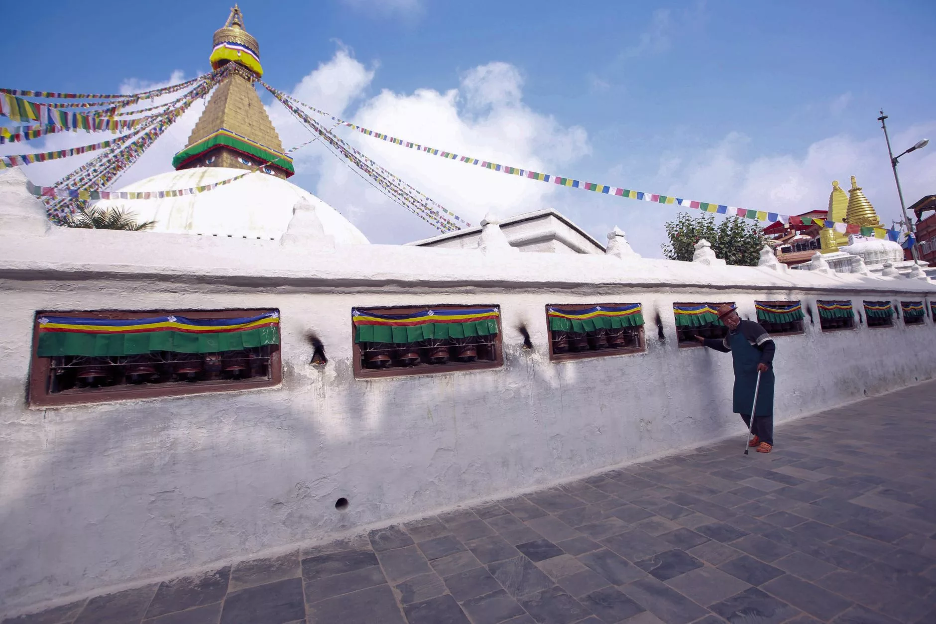Boudhanath Stupa etrafında dönen dua çarkları
