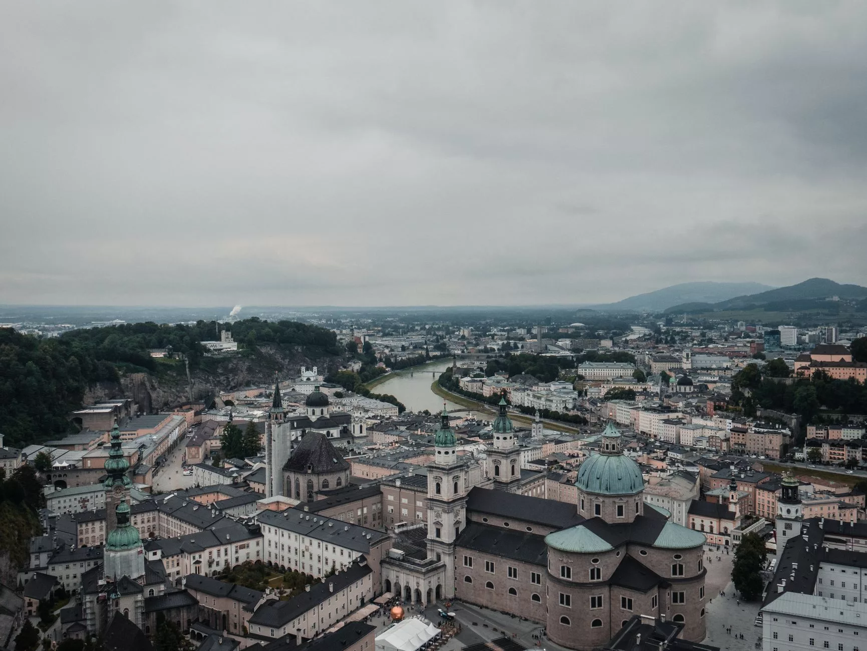 Salzburg Getreidegasse tarihi sokagi ve tabelalar