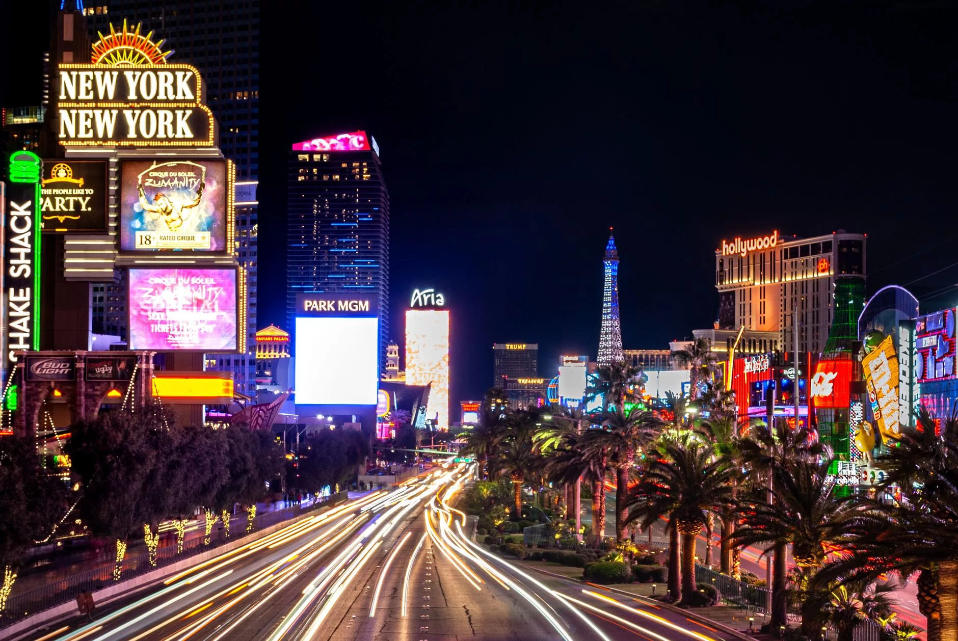 Las Vegas Strip caddesindeki hareketli akşam manzarası ve devasa oteller