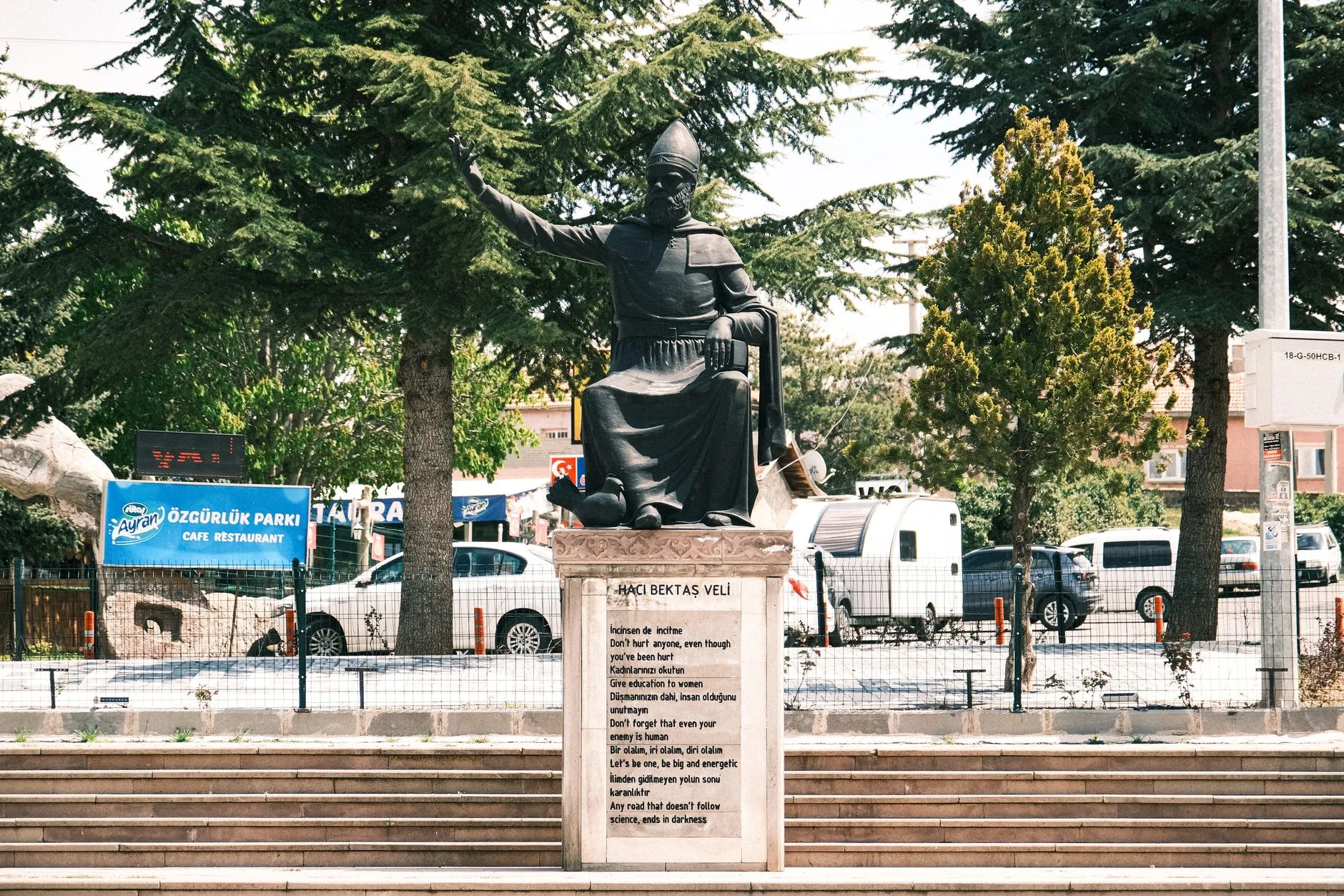 Bubanj Anıt Parkı dev beton yumruk heykelleri