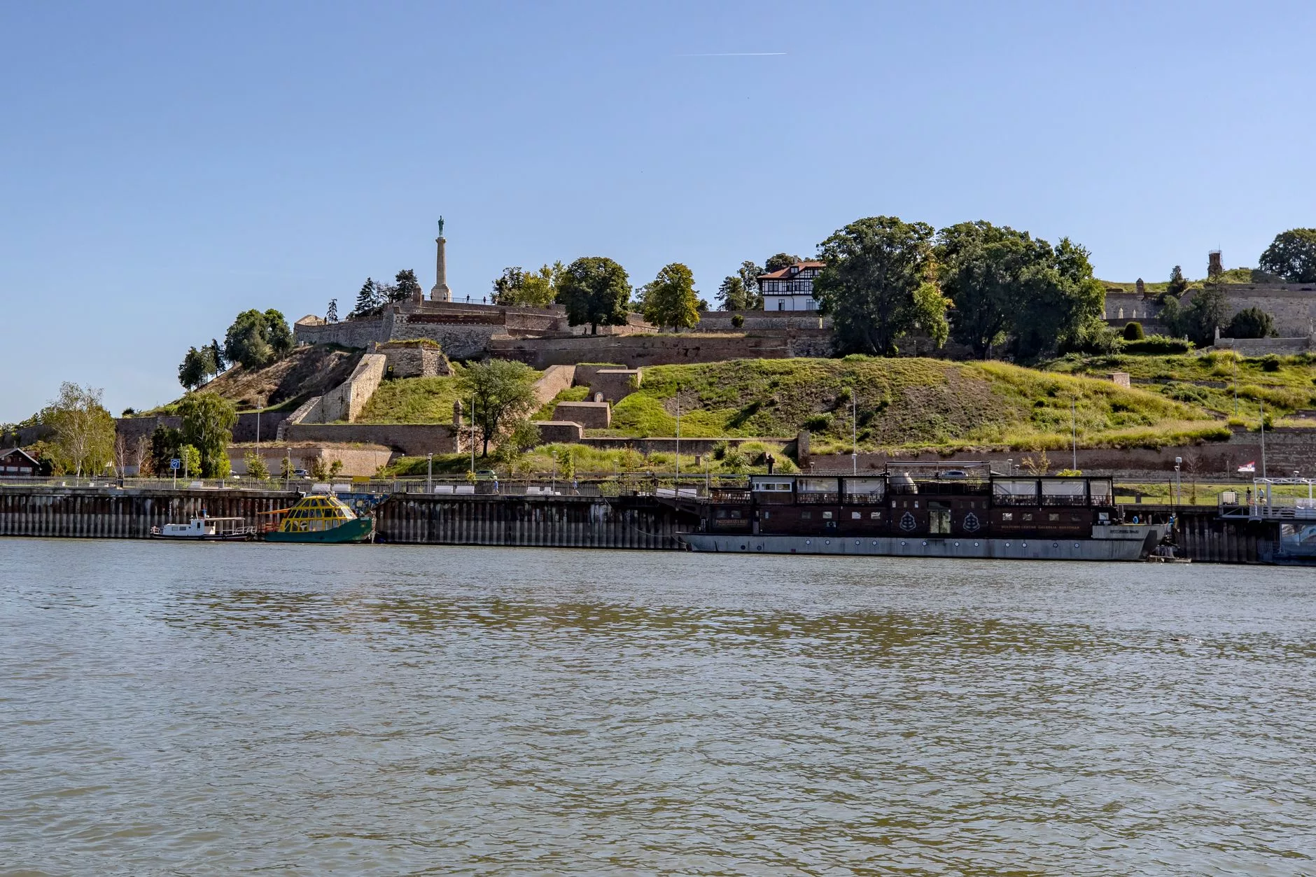 Belgrad Kalemegdan Kalesi surları ve nehir manzarası