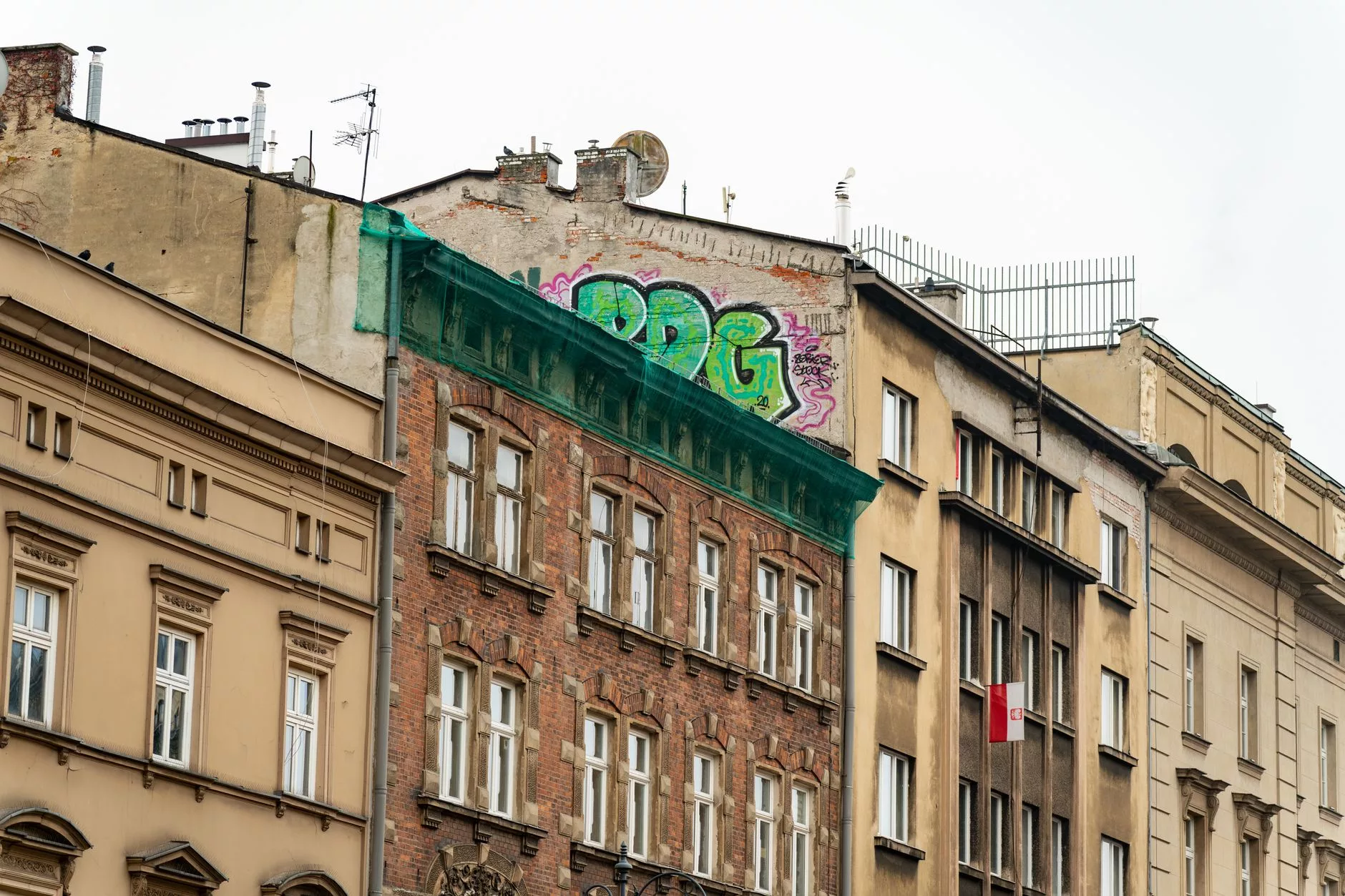 Krakow Kazimierz mahallesinde eski tramvay ve tarihi tuğla binalar