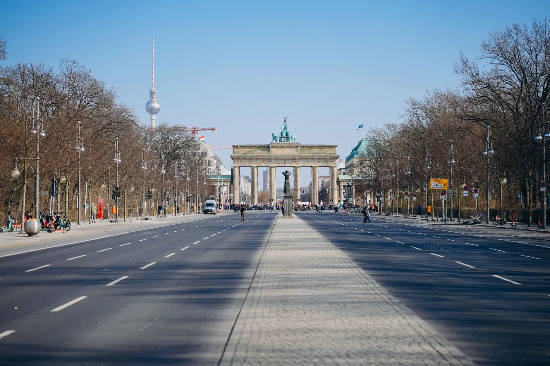 Berlin Brandenburg Kapısı önünde hareketli bir bahar günü