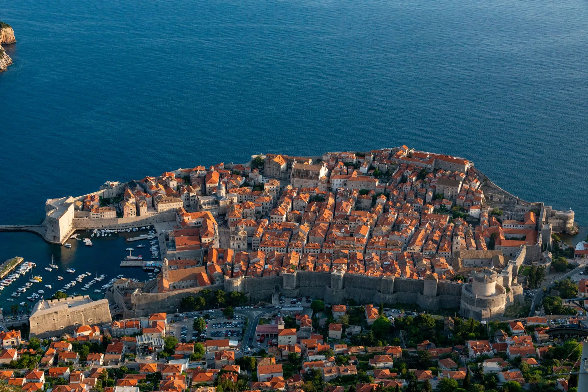 Dubrovnik Old Town surları ve Adriyatik Denizi panoraması