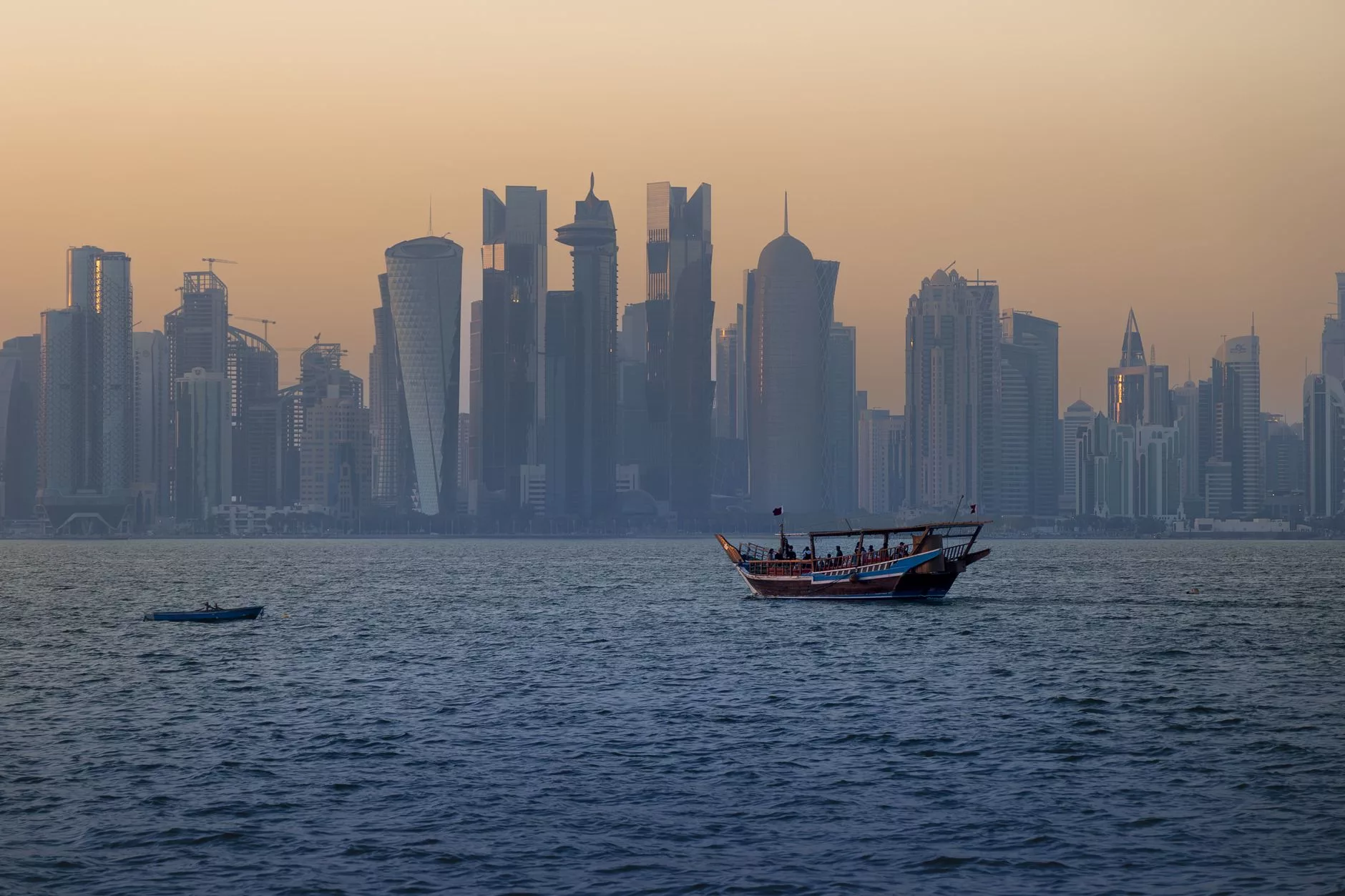 Doha Körfezi’nde parlayan modern gökdelenler ve geleneksel dhow tekneleri