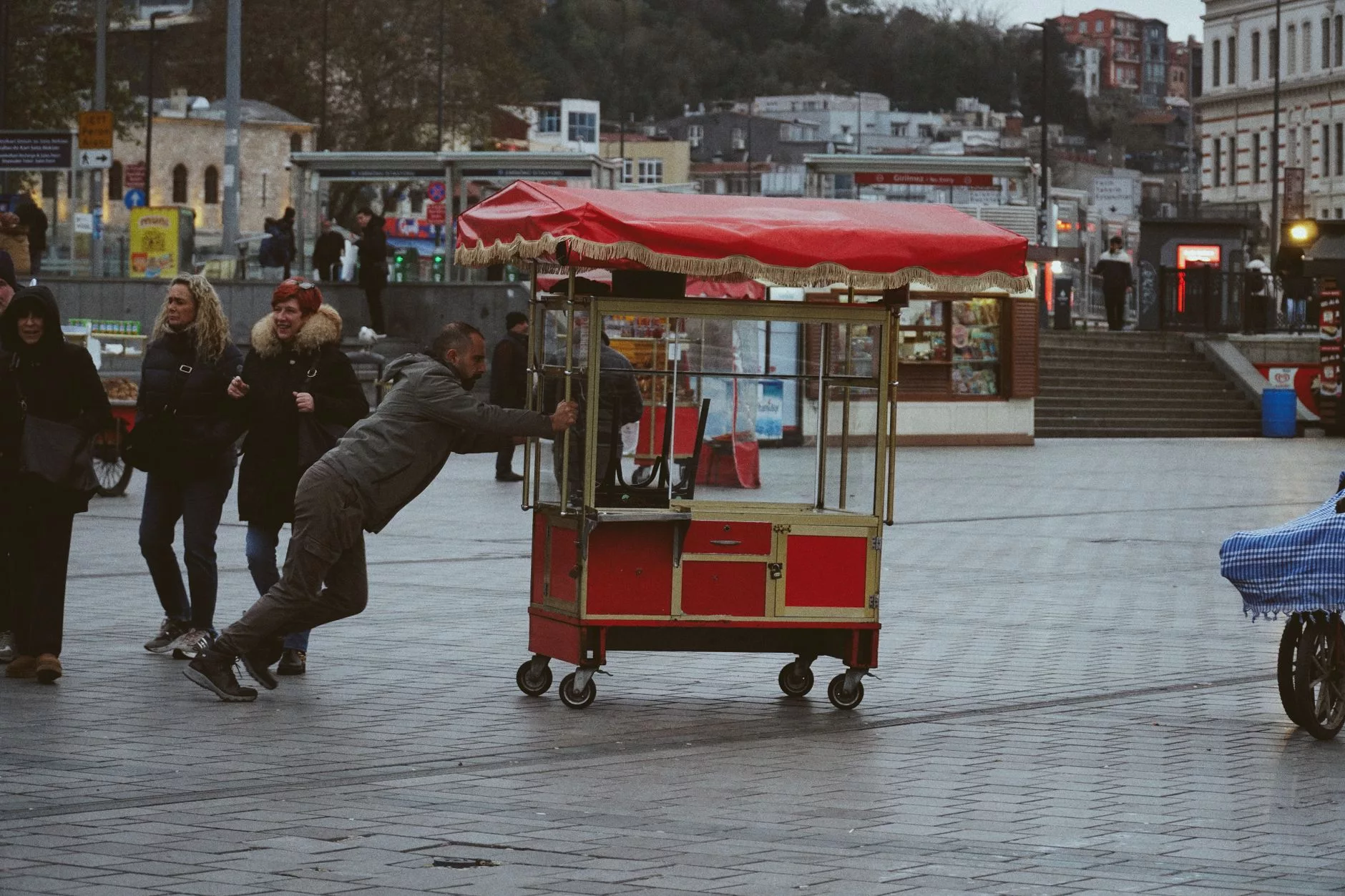 Saraybosna Baščaršija meydanında geleneksel sebil ve hareketli kalabalık