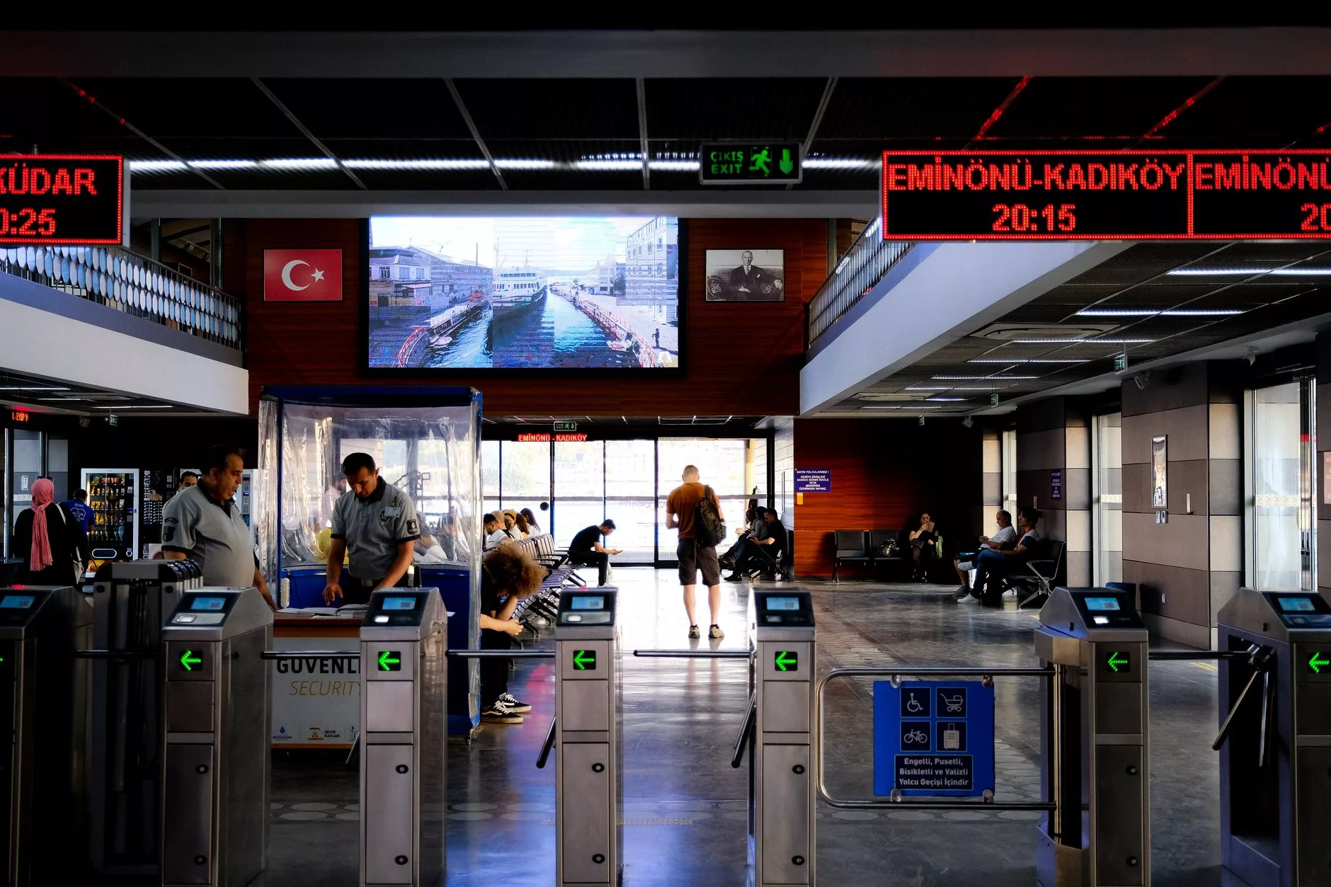 Akıllı telefonda şehir kartı uygulamasını ve bilet fiyatlarını kontrol eden bir seyahat sever