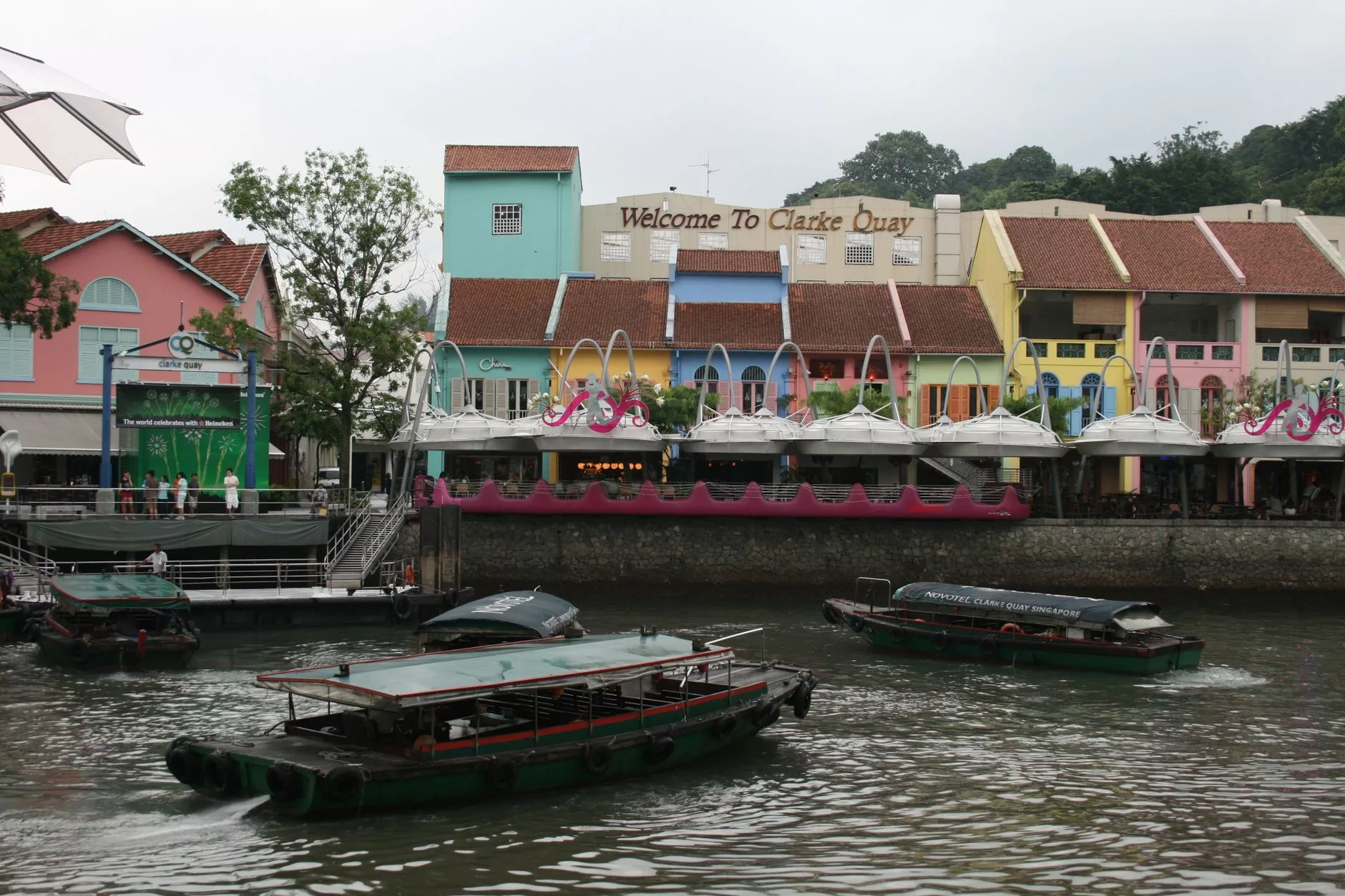 Singapur Clarke Quay bölgesindeki uyarı tabelaları
