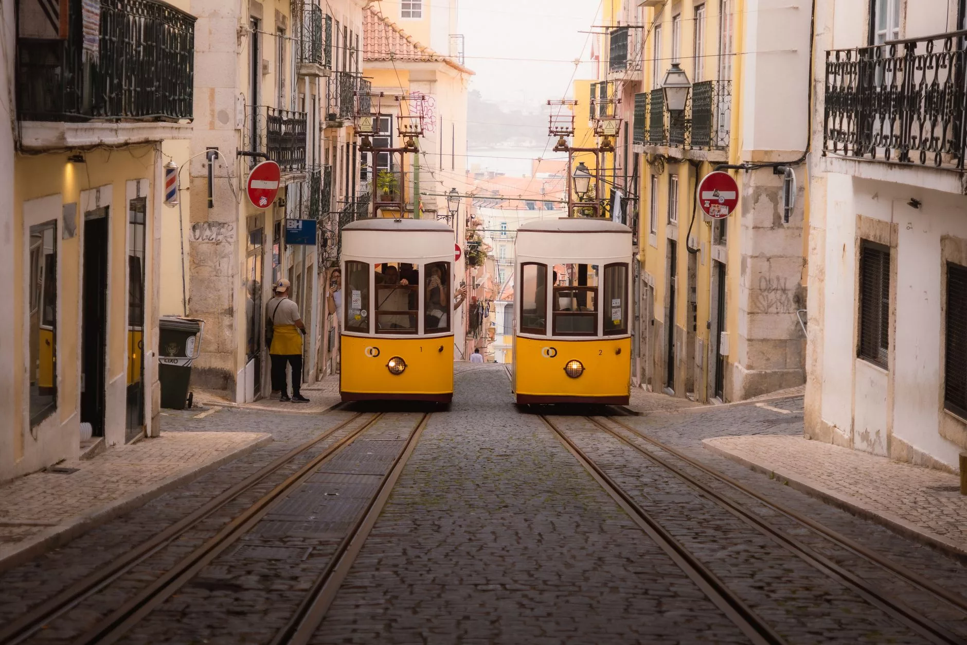 Lizbon, Alfama bölgesinde sarı tramvay ve tarihi sokaklar