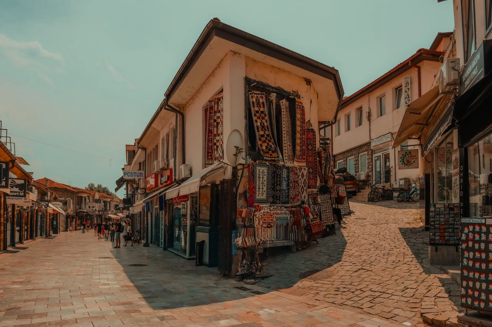 Eski çarşıda yerel el işi ürünlerin satıldığı Arnavut kaldırımlı sokak