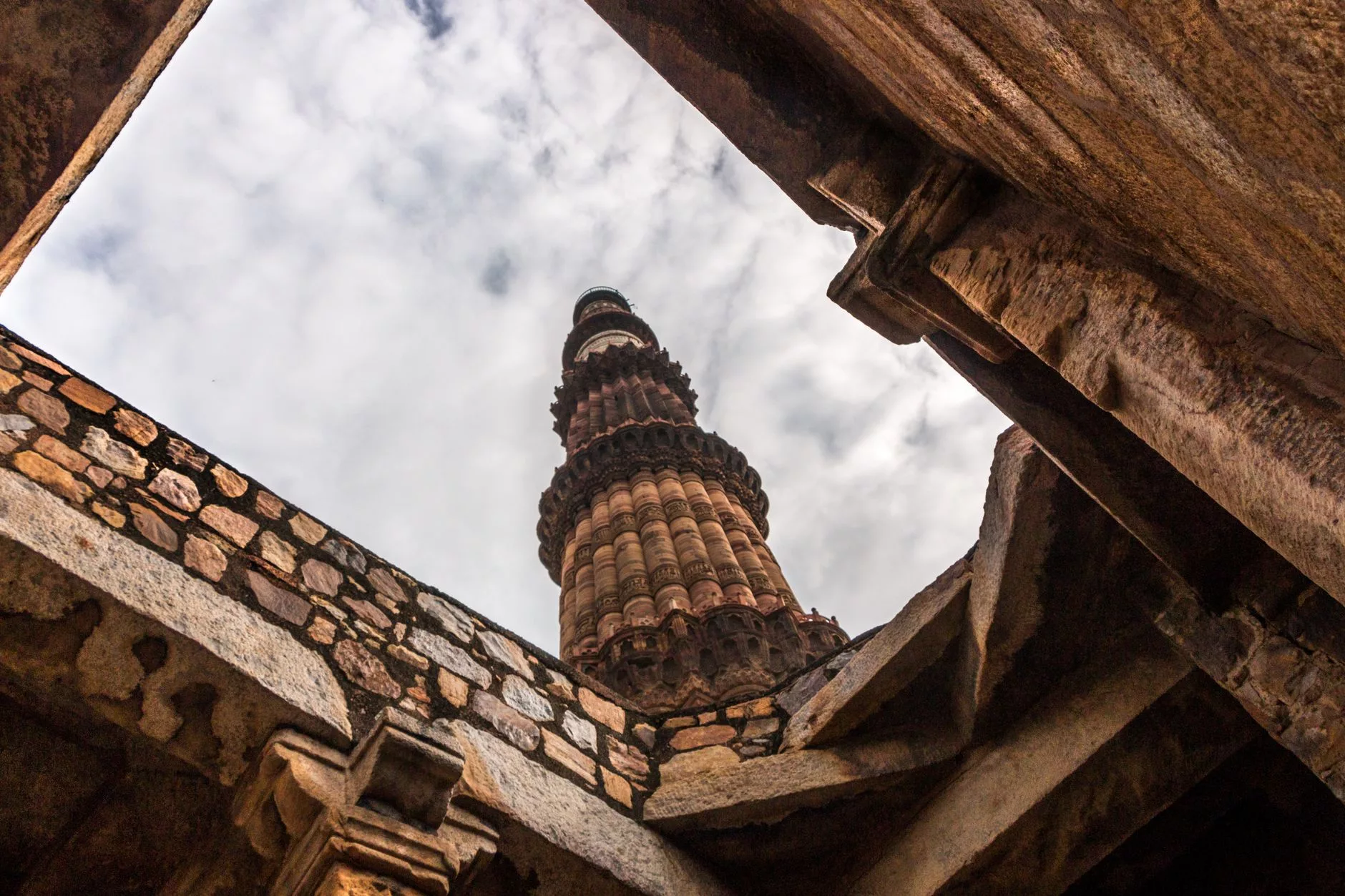 Delhi Qutub Minar devasa minare yapısı