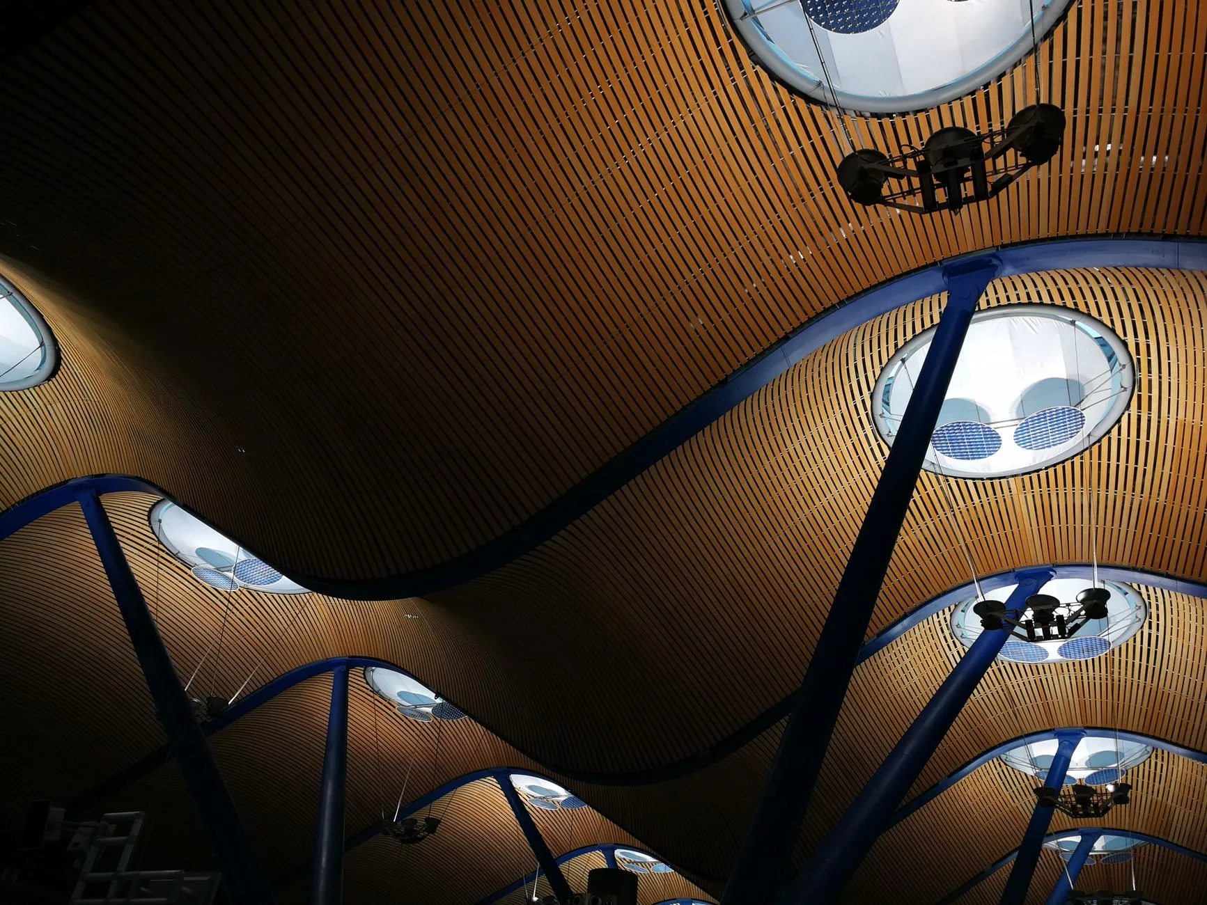 Madrid Barajas havalimanı terminali ve iniş yapan uçak