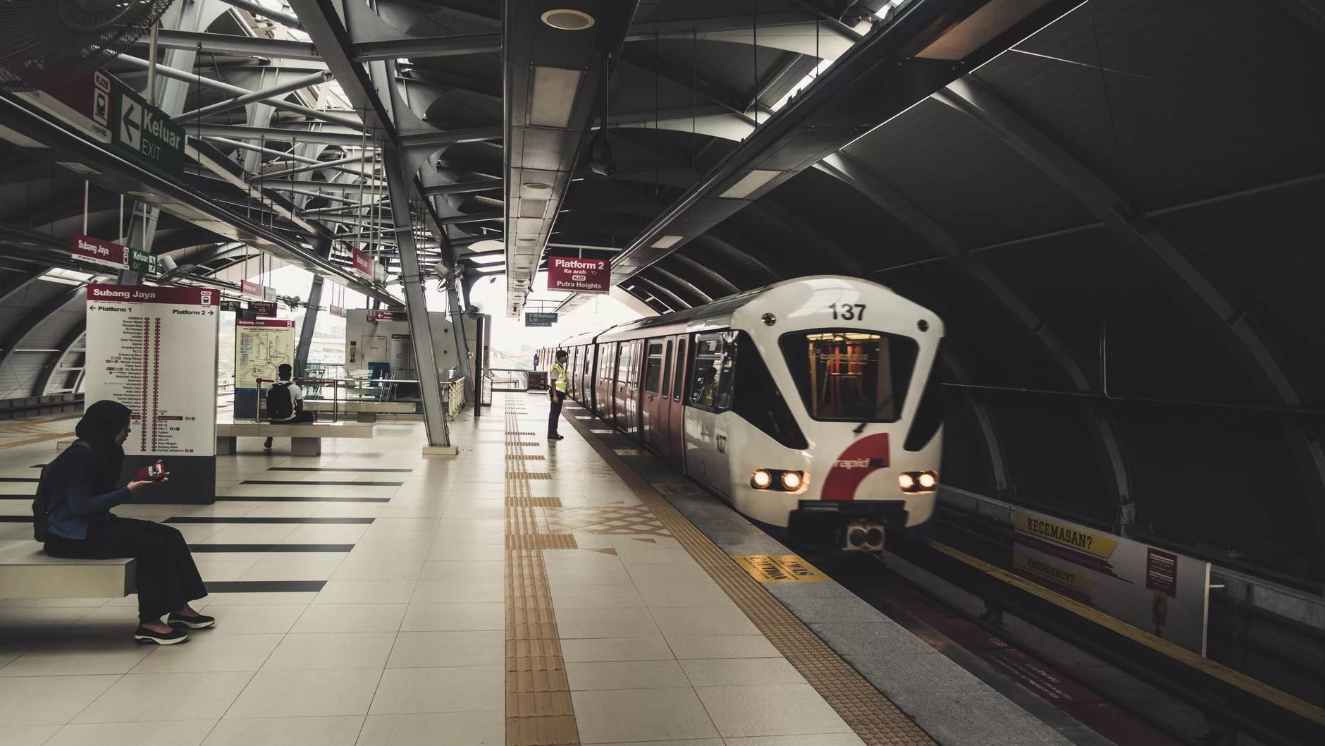 KLIA Ekspres treninin iç tasarımı ve modern raylı sistem istasyonu
