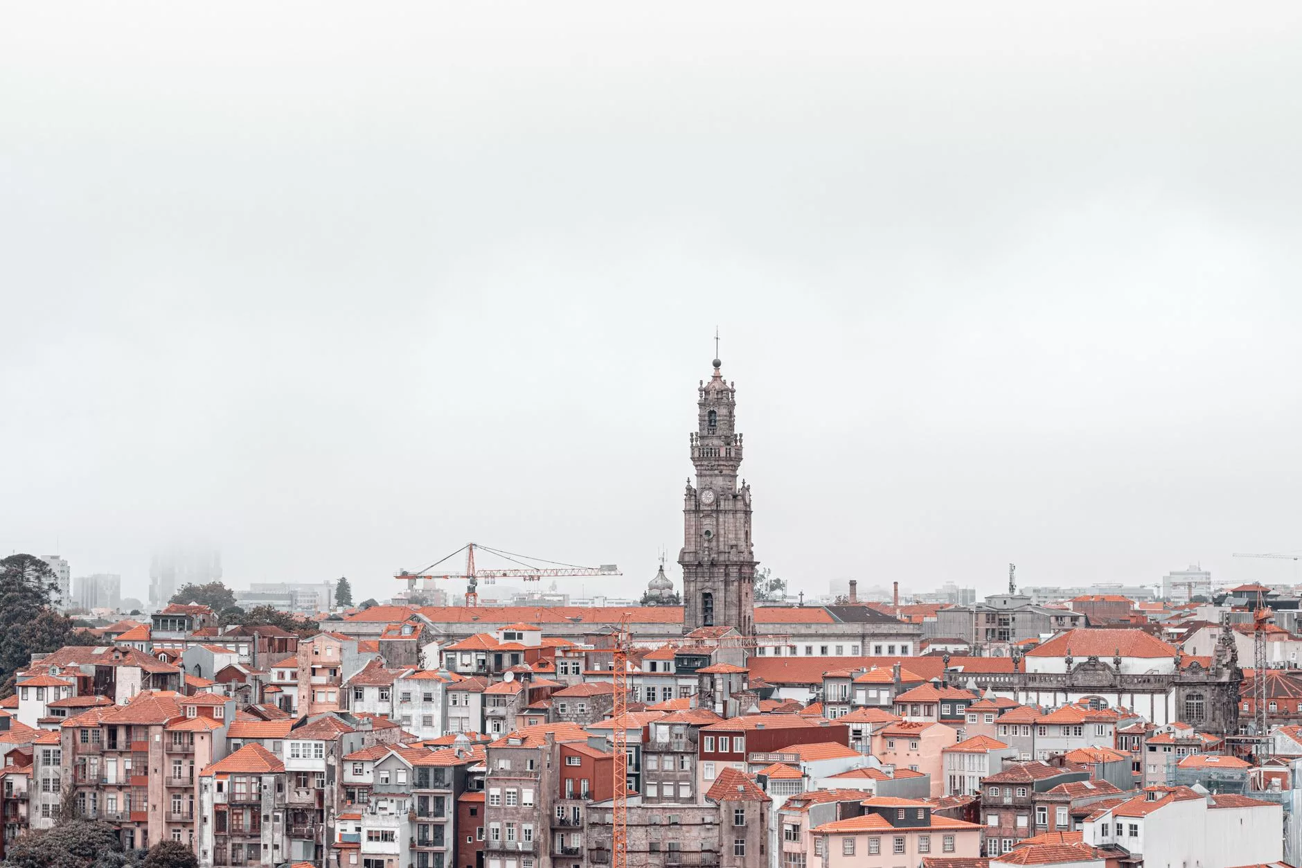 Porto, Clerigos Kulesi ve çevresindeki tarihi sokaklar
