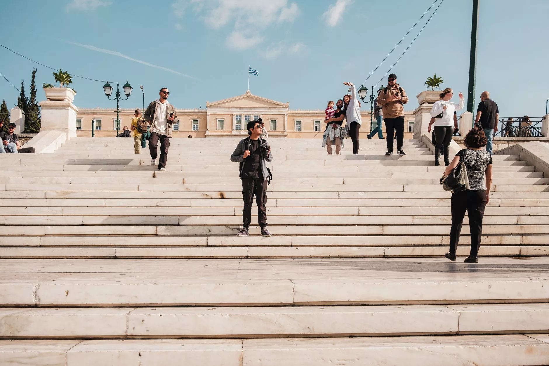 Syntagma Meydanı çevresinde telefon kullanan bir gezgin