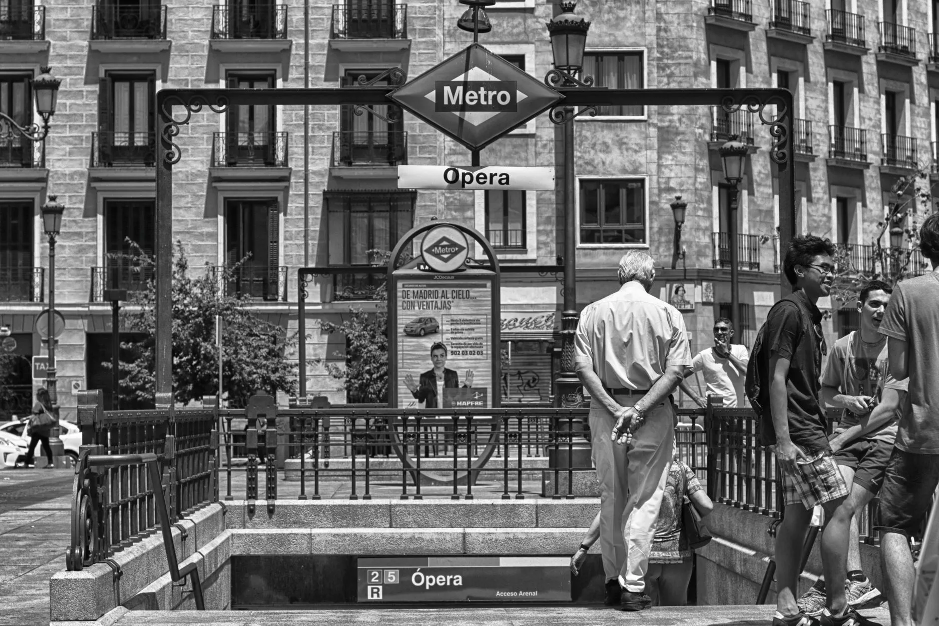 Madrid + metro giriş kapısı