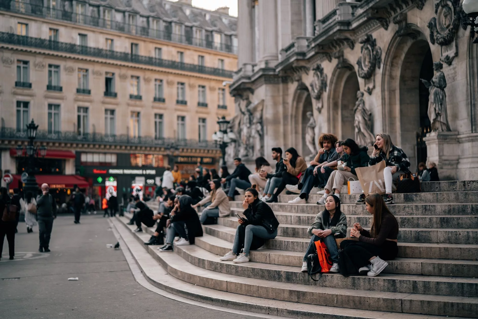 Paris'te bir alışveriş caddesinde vitrinler ve insanlar