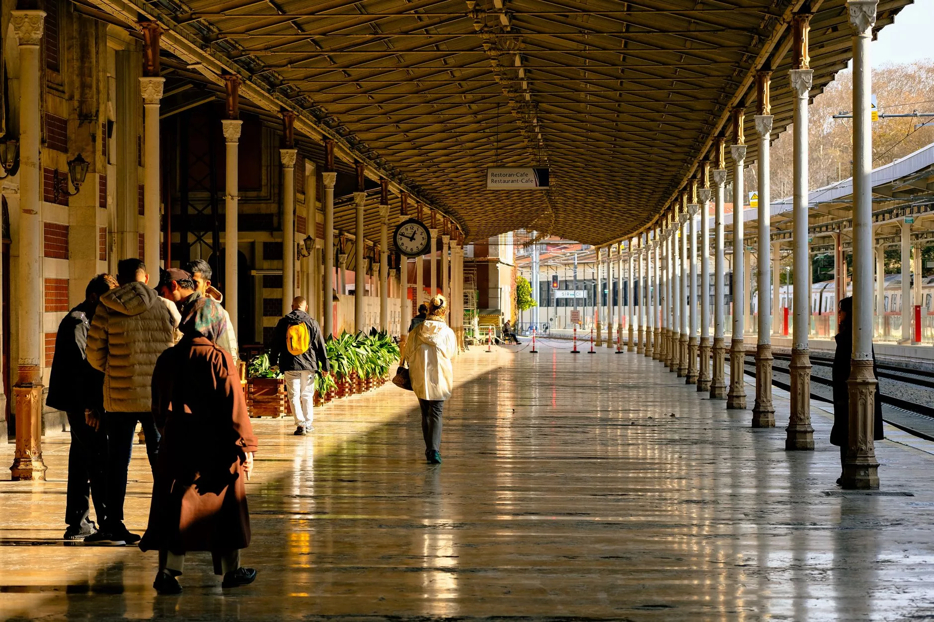 Tren istasyonunda elinde bilet olan bir yolcu