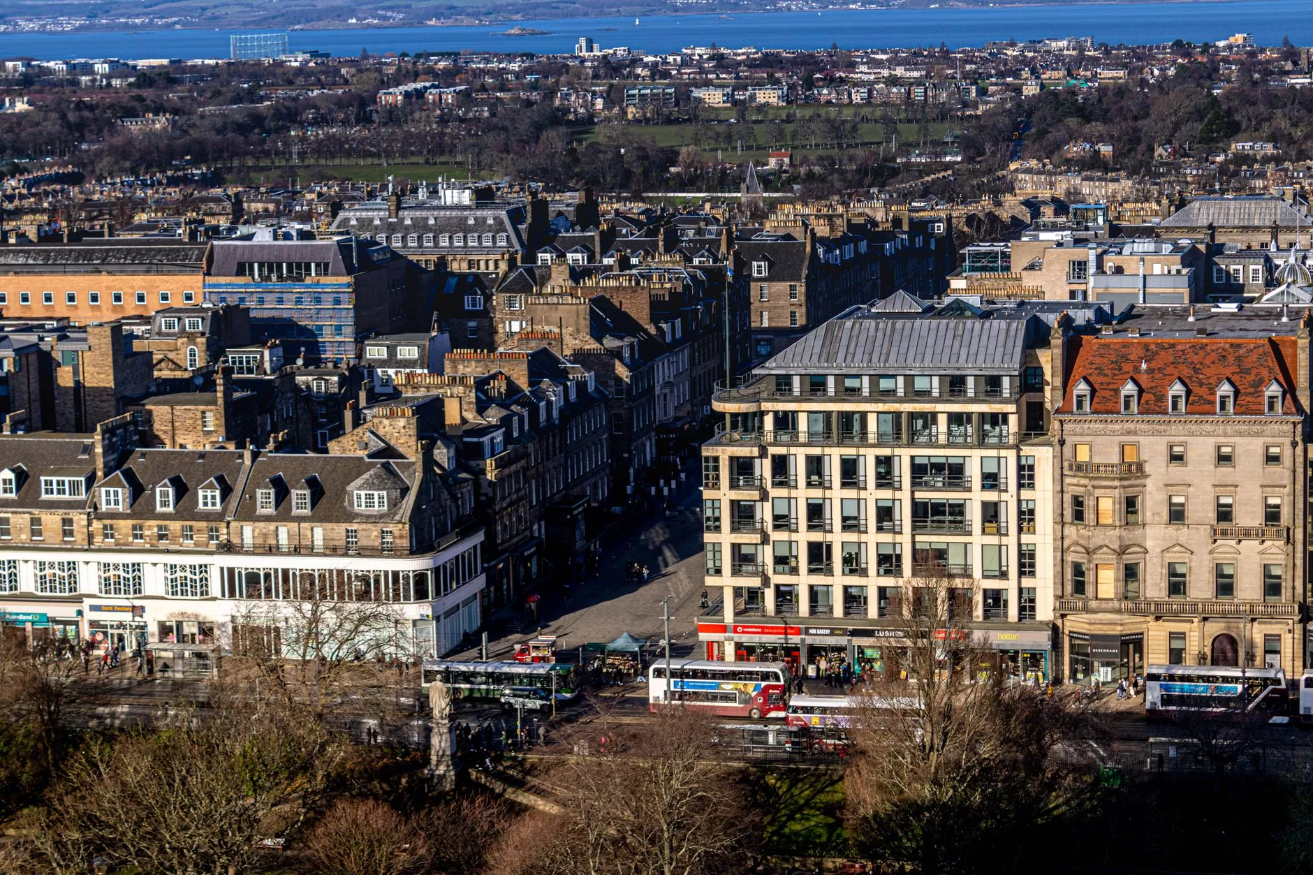 Edinburgh Tramvay hattı ve Princes Street manzarası