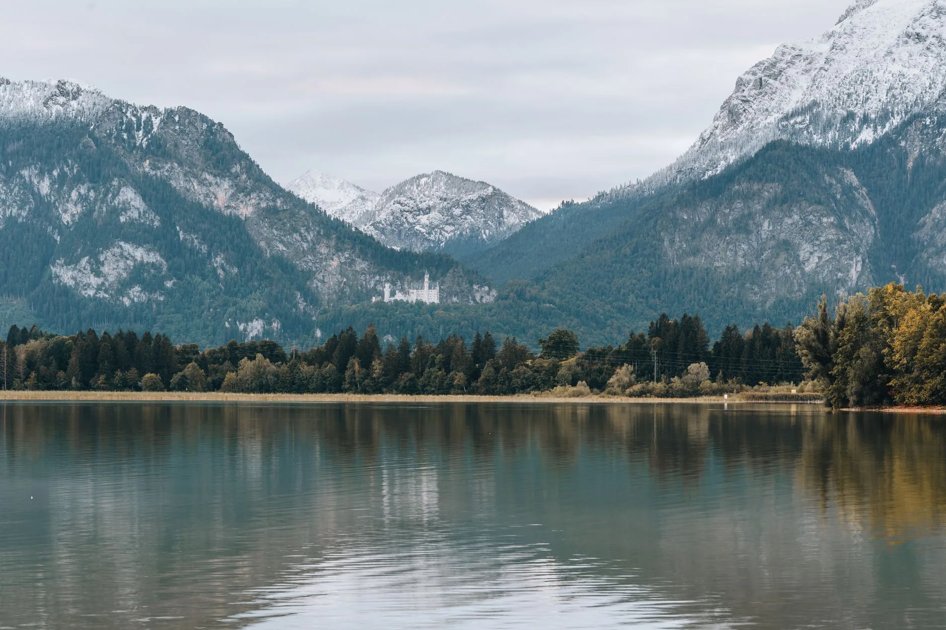 Neuschwanstein Şatosu ve çevresindeki Bavyera Alpleri