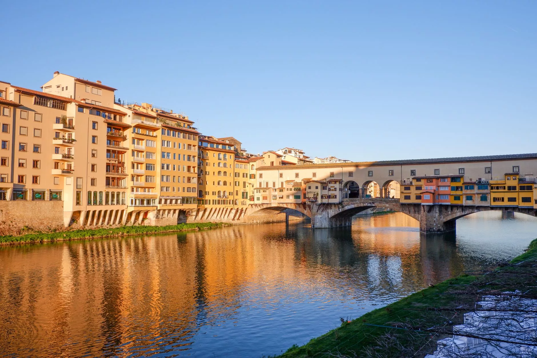 Floransa + Arno Nehri üzerinde gün batımında Ponte Vecchio köprüsü