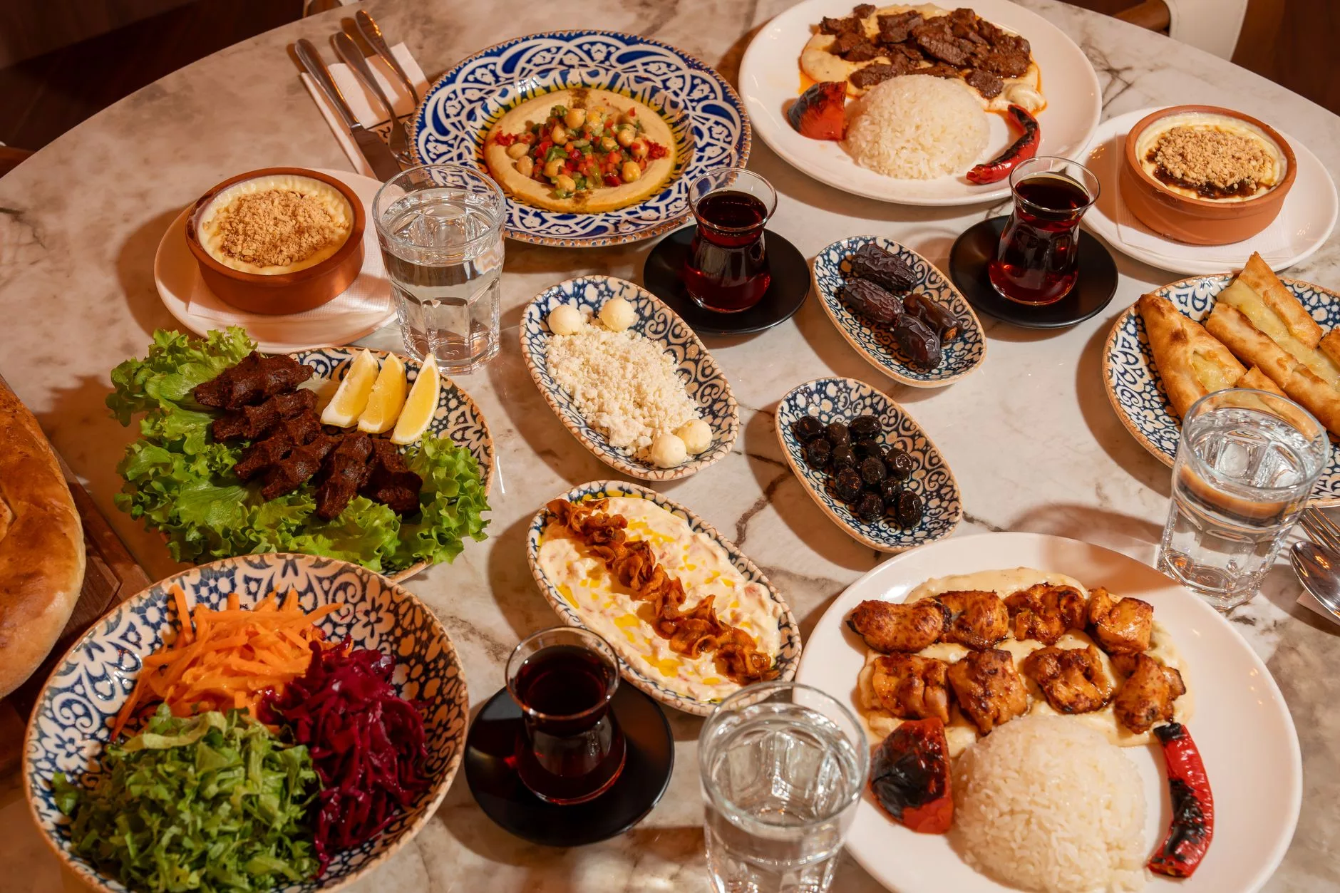 taze sebzelerin ve baharatların dizili olduğu bir pazar tezgahı