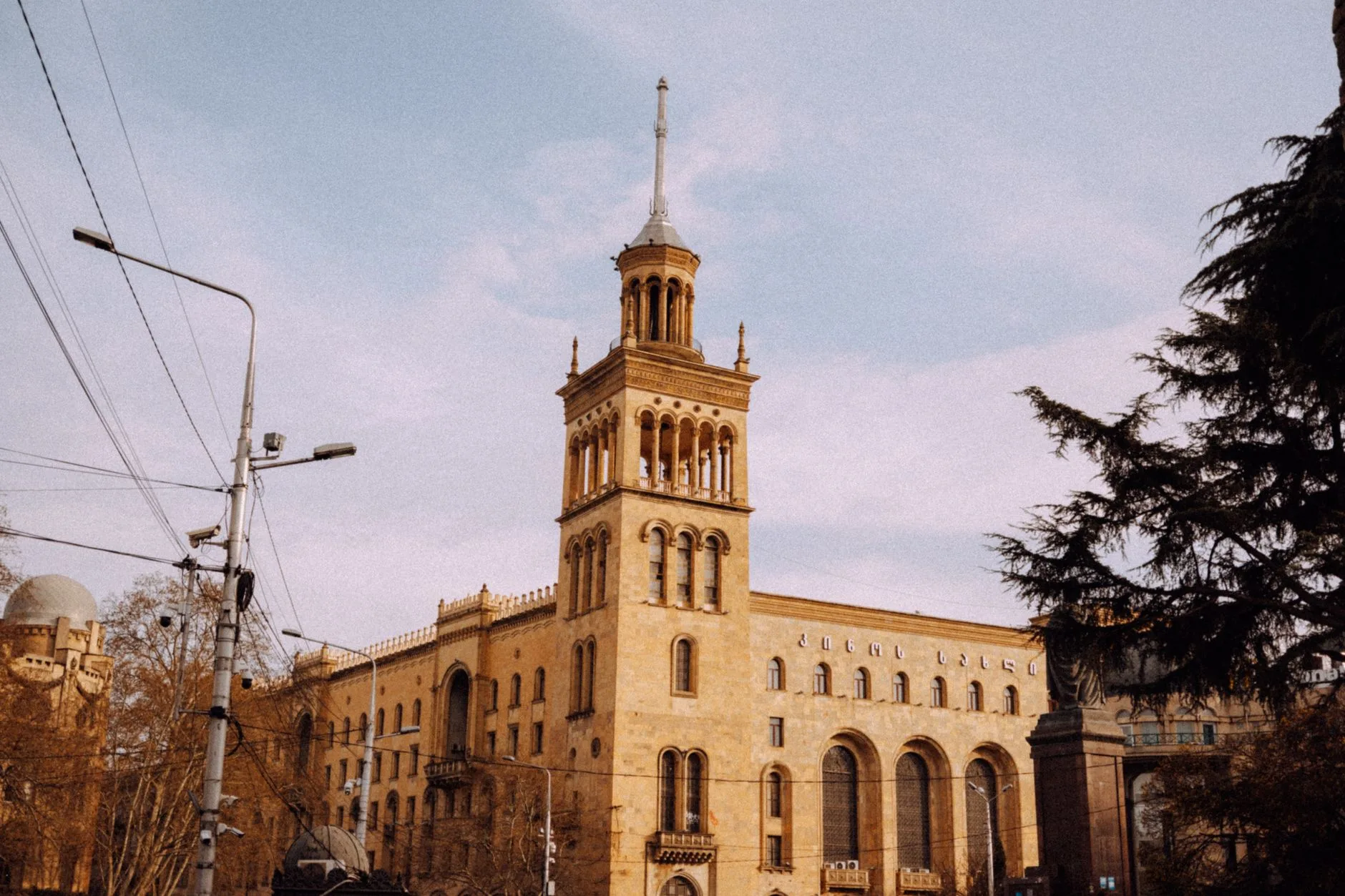 Tiflis + Rustaveli Meydanı’nda akşam ışıkları