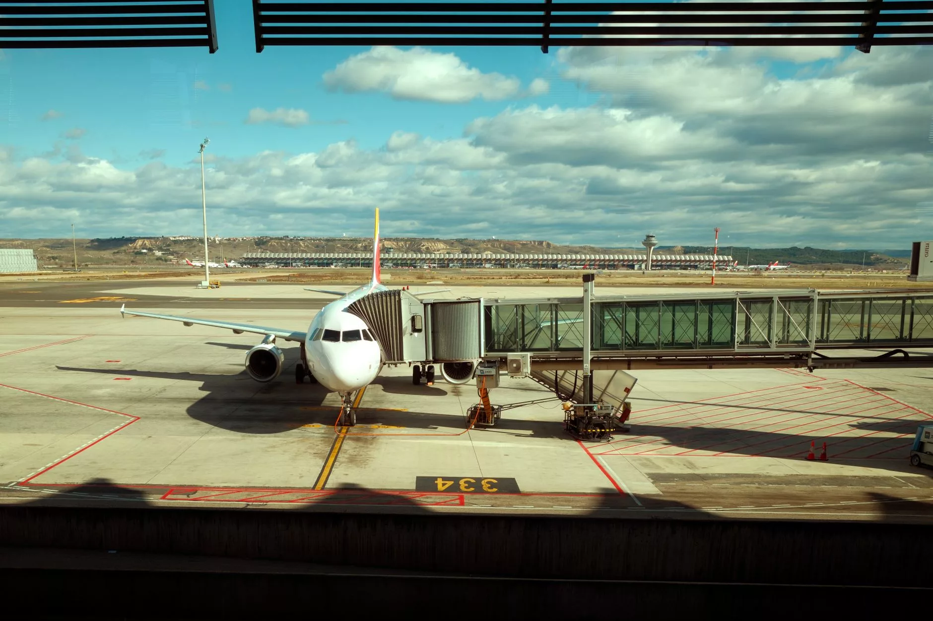 Madrid Barajas havalimanı ve iniş yapan bir yolcu uçağı
