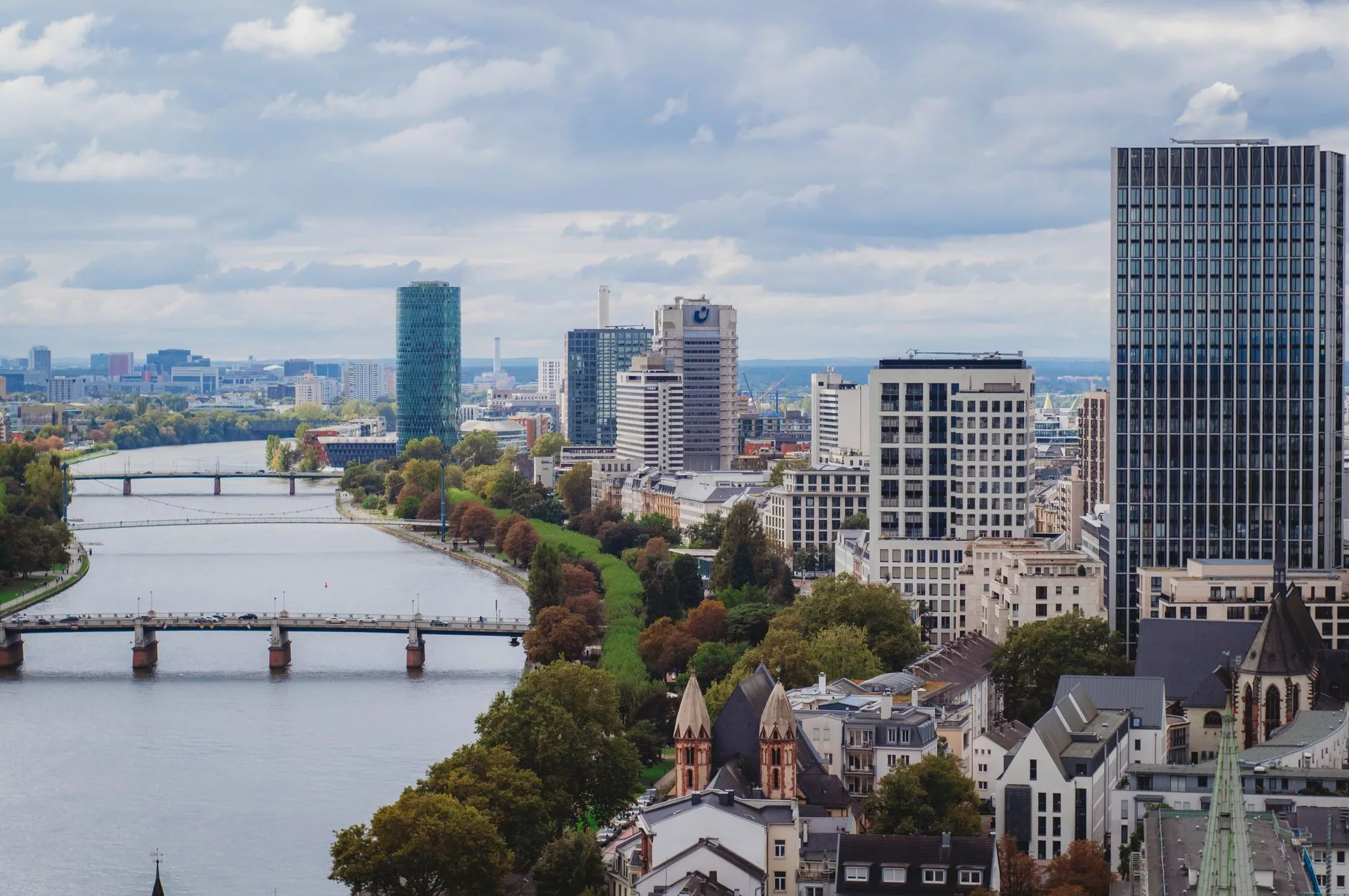 Frankfurt Eurotower ve avlusu