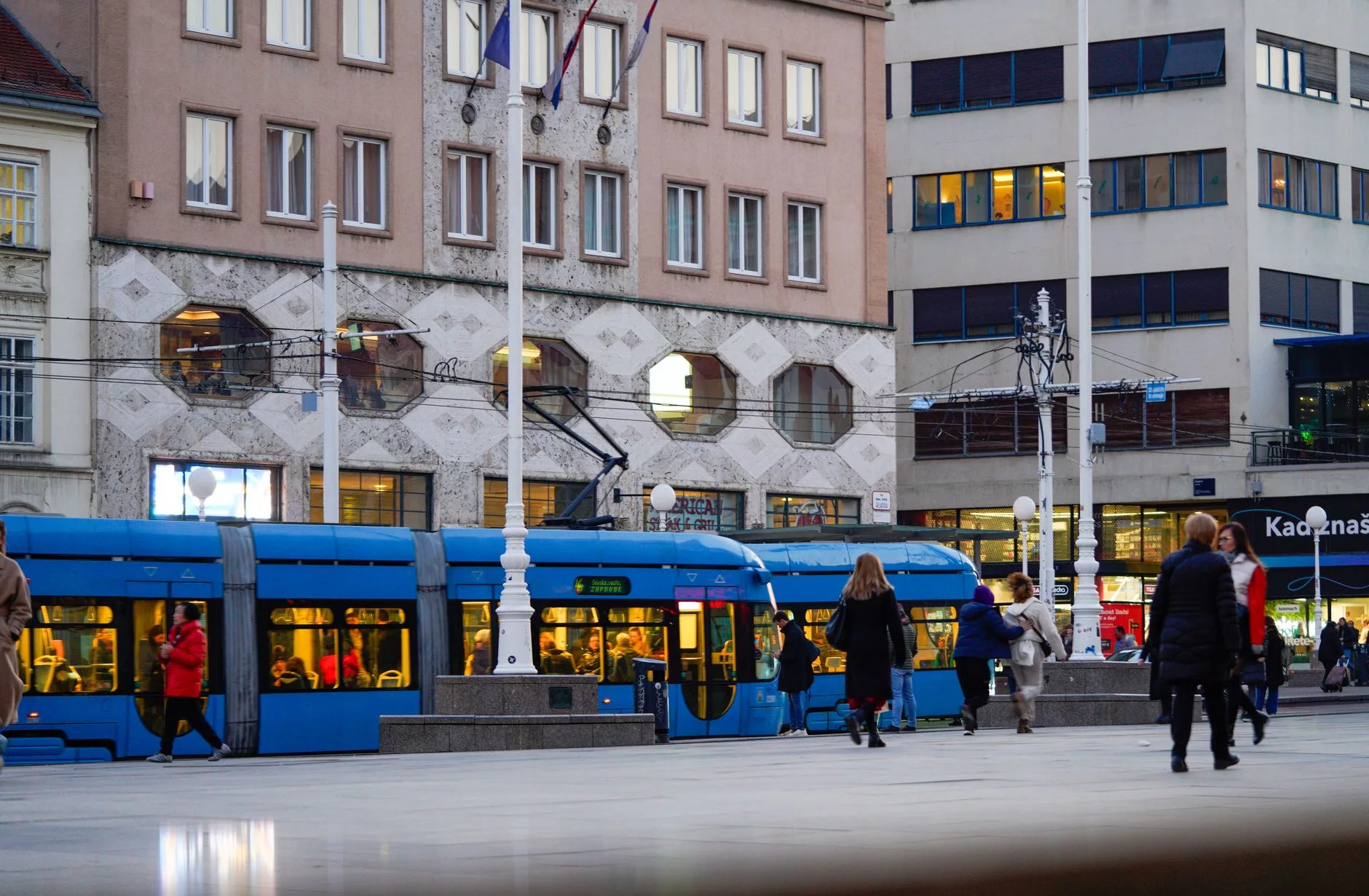 Zagreb – Dolac pazarında alışveriş yapan yerel halk
