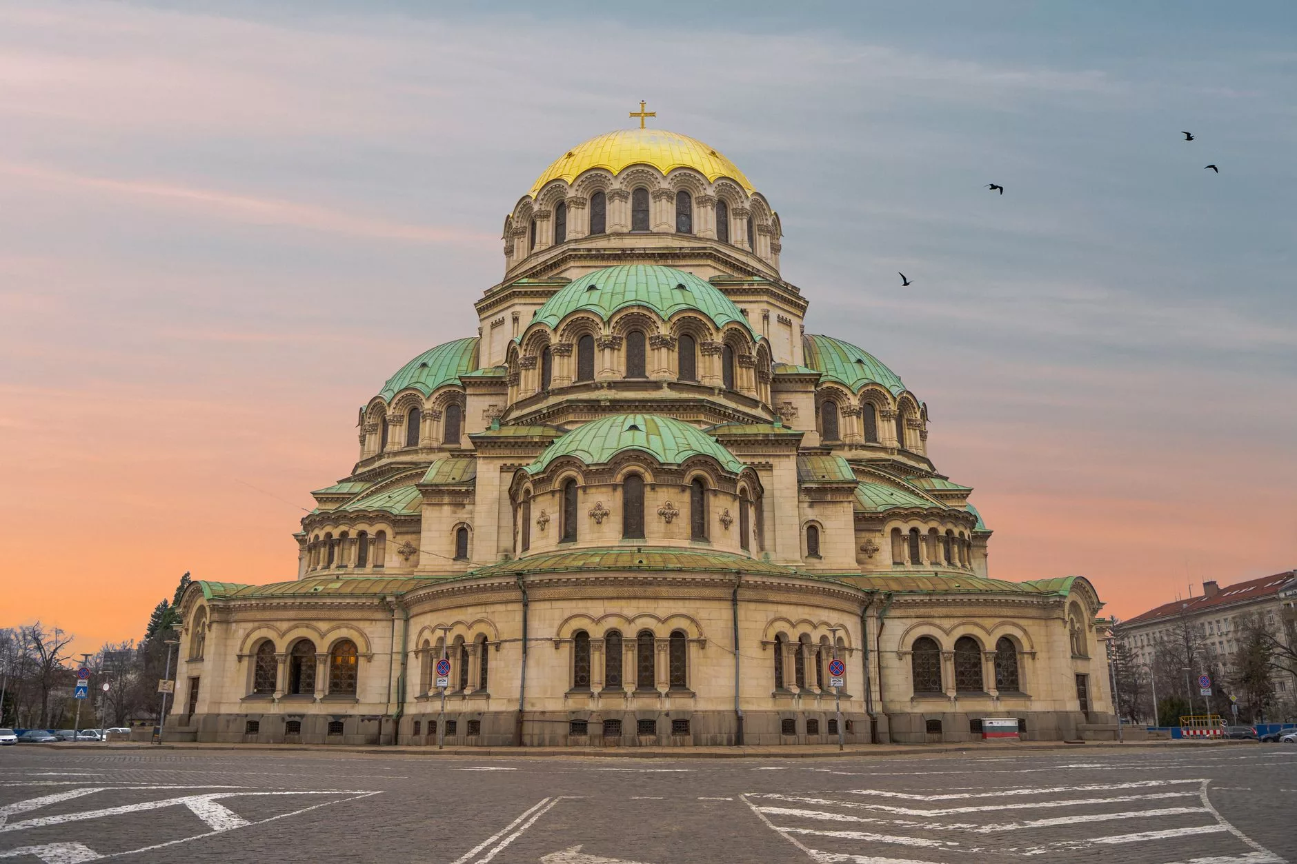 Alexander Nevsky Katedrali’nin gün batımındaki altın kubbeleri