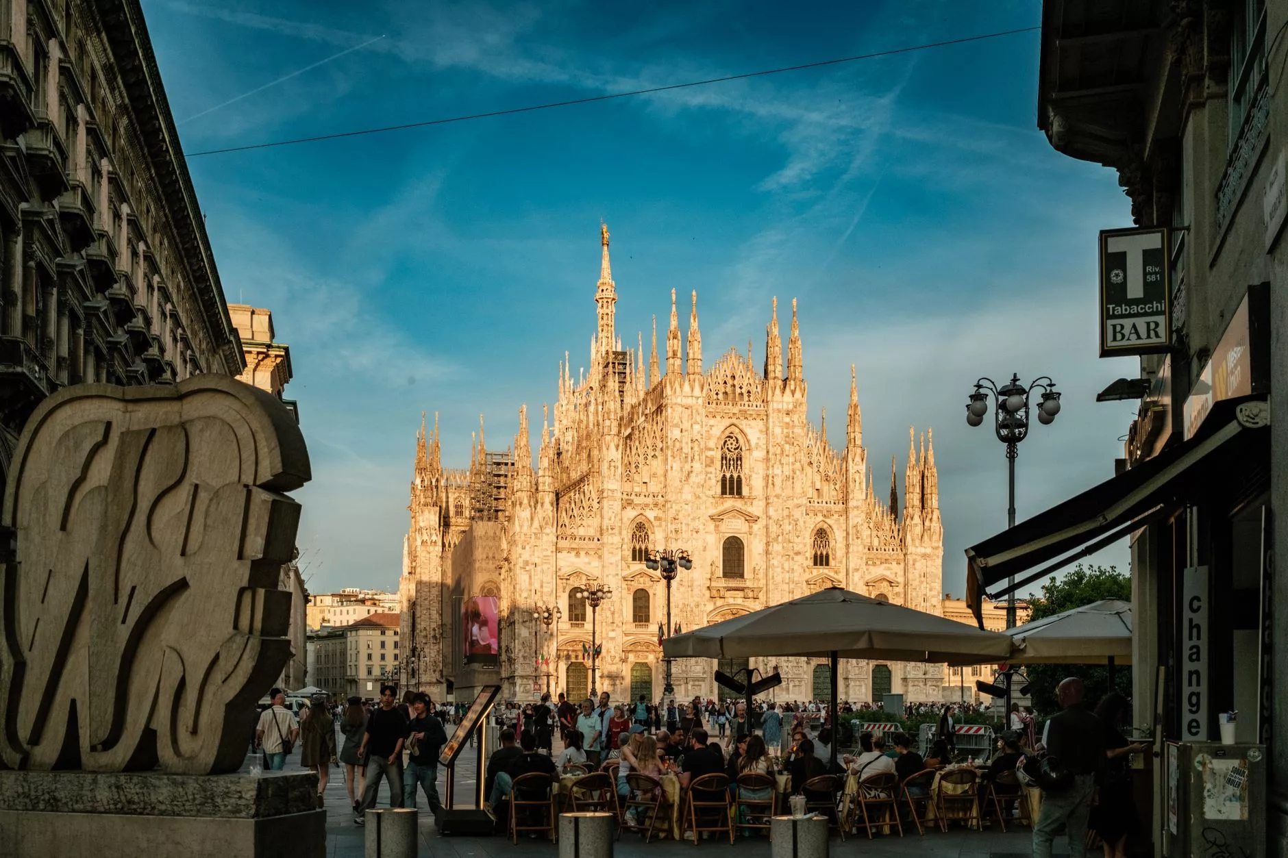 Milano Duomo Meydanı'nda sabah güneşi ve hareketli kalabalık