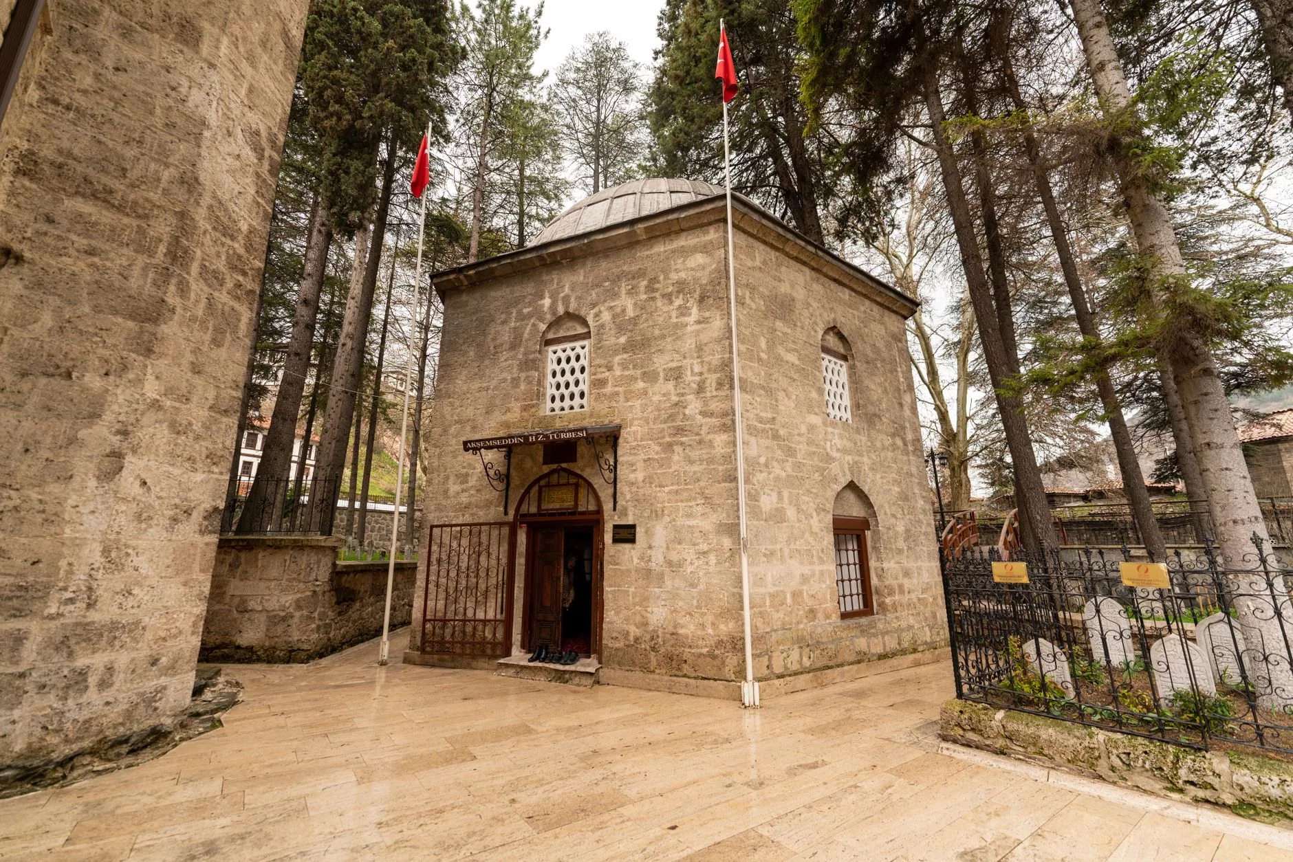Tiran Kaplan Paşa Türbesi