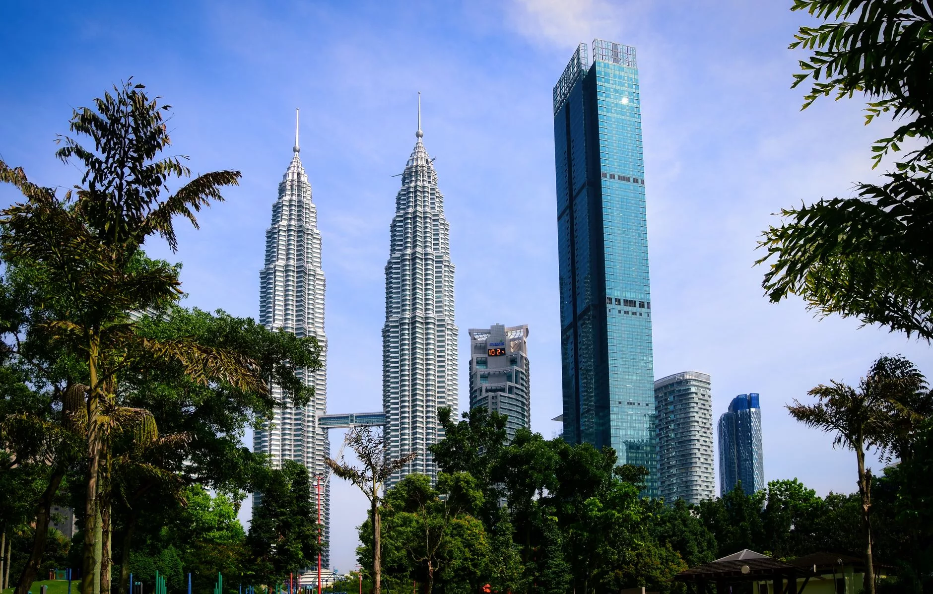 Petronas İkiz Kuleleri önünde akşam saatlerinde park alanı