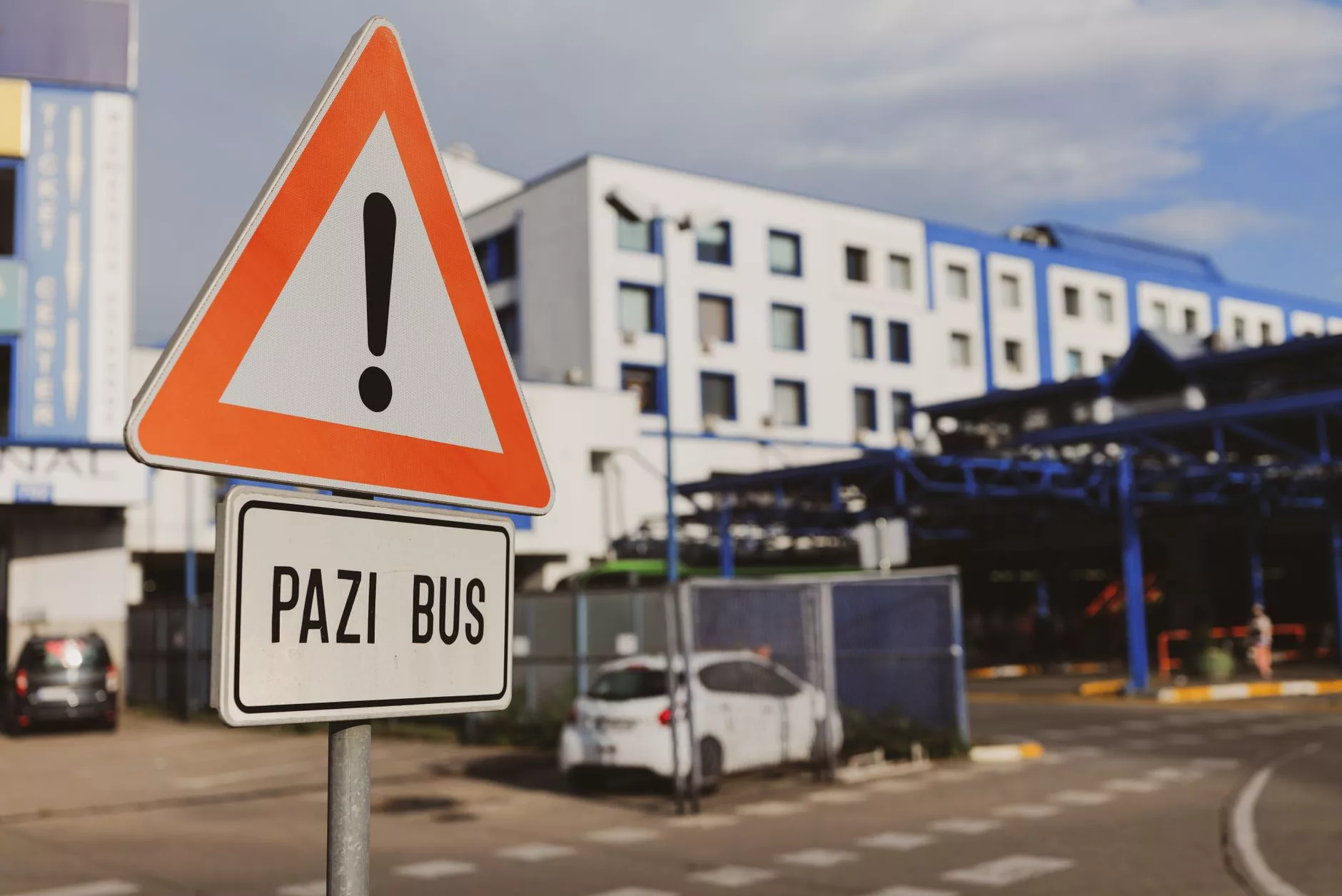 Zagreb Havalimanı dış hatlar terminali önündeki yoğun otobüs hareketliliği