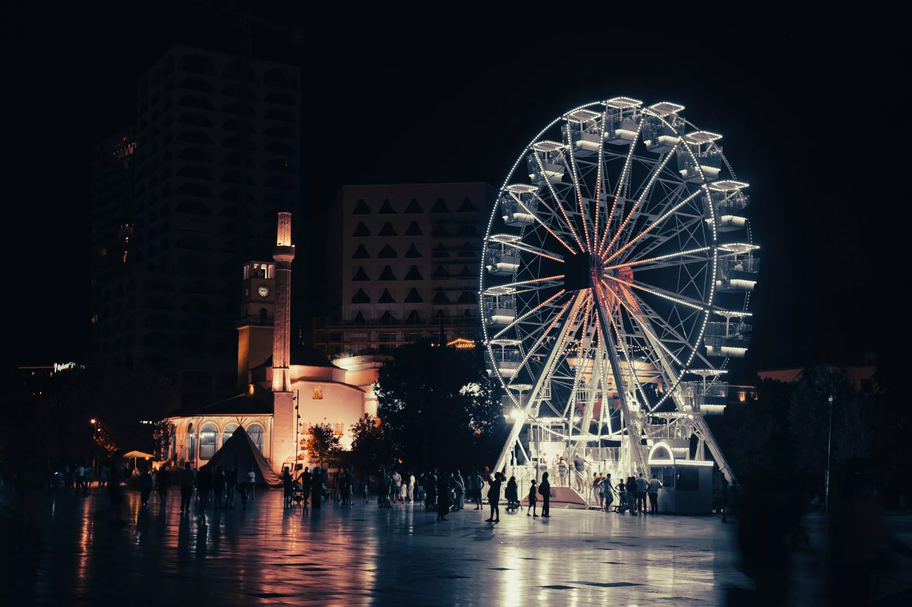 Skanderbeg Meydanı gece