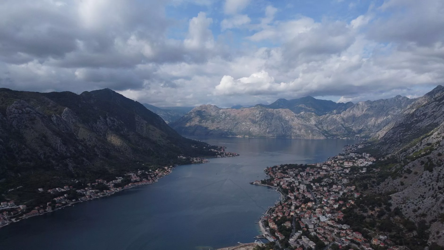 Kotor Körfezi yüksek dağlar ve deniz havadan görünüm