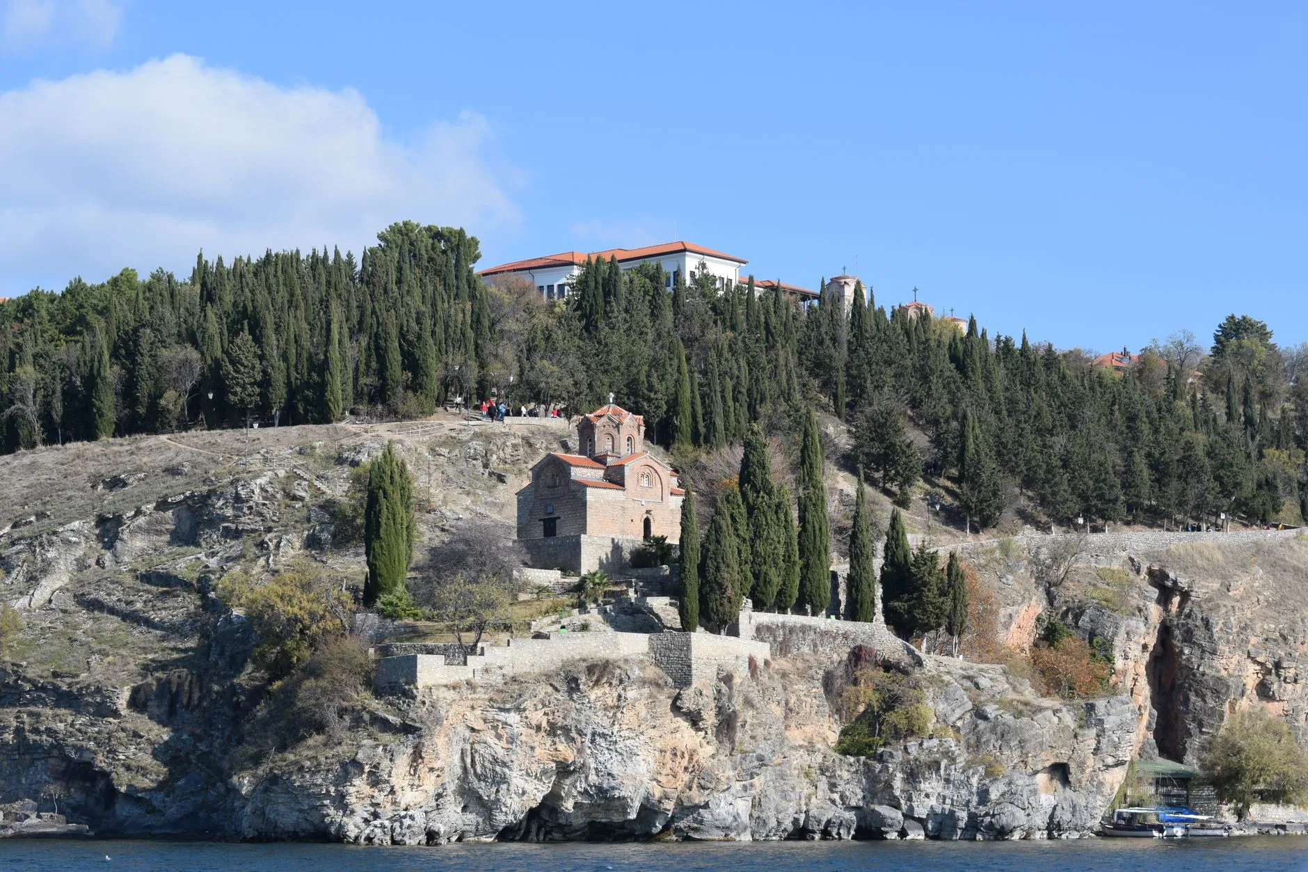 Ohrid Aziz Yuhanna Kilisesi ve Kaneo Koyu panoramik manzarası